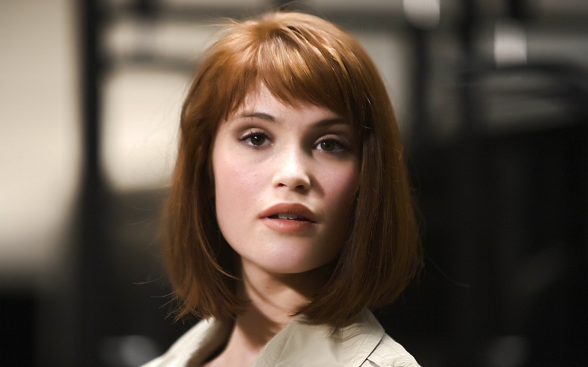 صورة امرأة فتاة الكبار والأزياء وحده في الداخل وطمس والأعمال التجارية