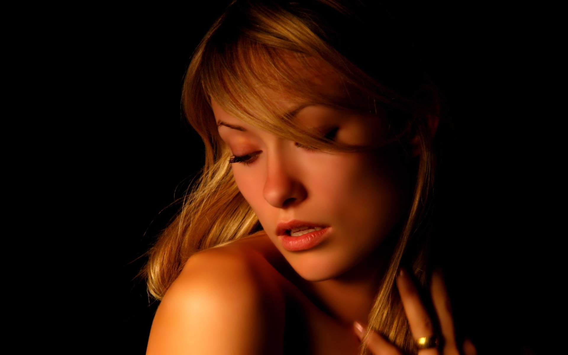 امرأة صورة فتاة أزياء مثير بريق الظلام جميلة واحدة عارية