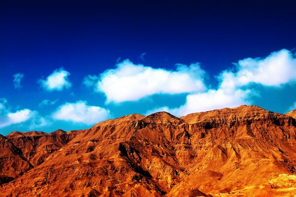 الجبال الرملية تحت الغيوم