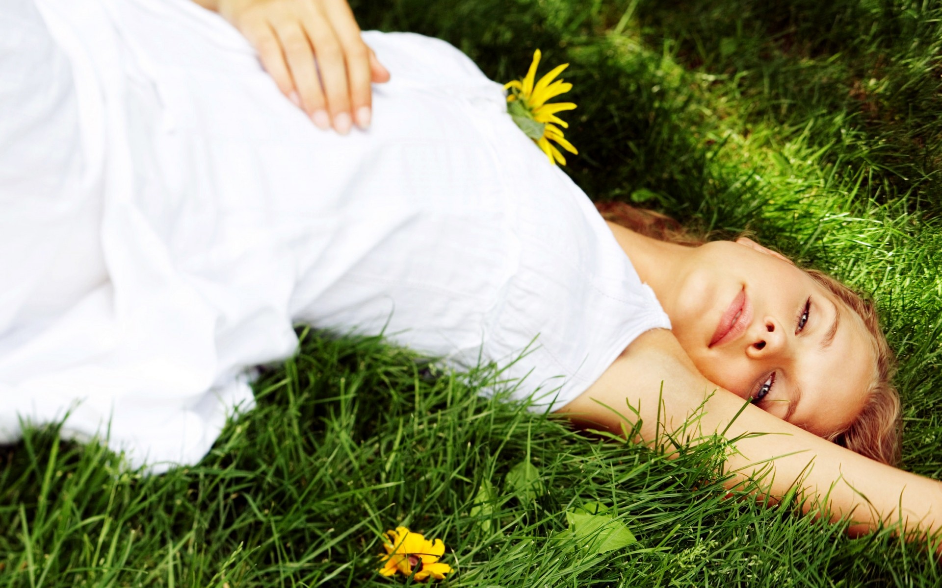 العشب الاسترخاء الحديقة الطبيعة الصيف هايماكينغ الترفيه في الهواء الطلق امرأة النوم الحقل بارك الشباب الراحة جميلة فتاة لطيف زهرة السعادة النساء