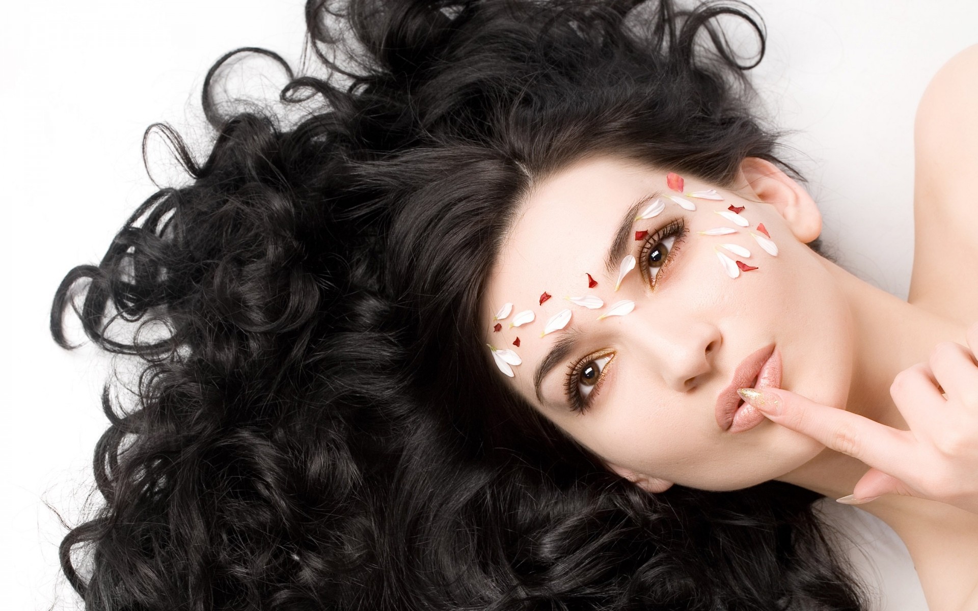 موضة بريق امرأة مجعد مثير الشعر فتاة نموذج طويل الجلد العين صورة تصفيفة الشعر جميلة لطيف الشفاه أنيقة نمط امرأة