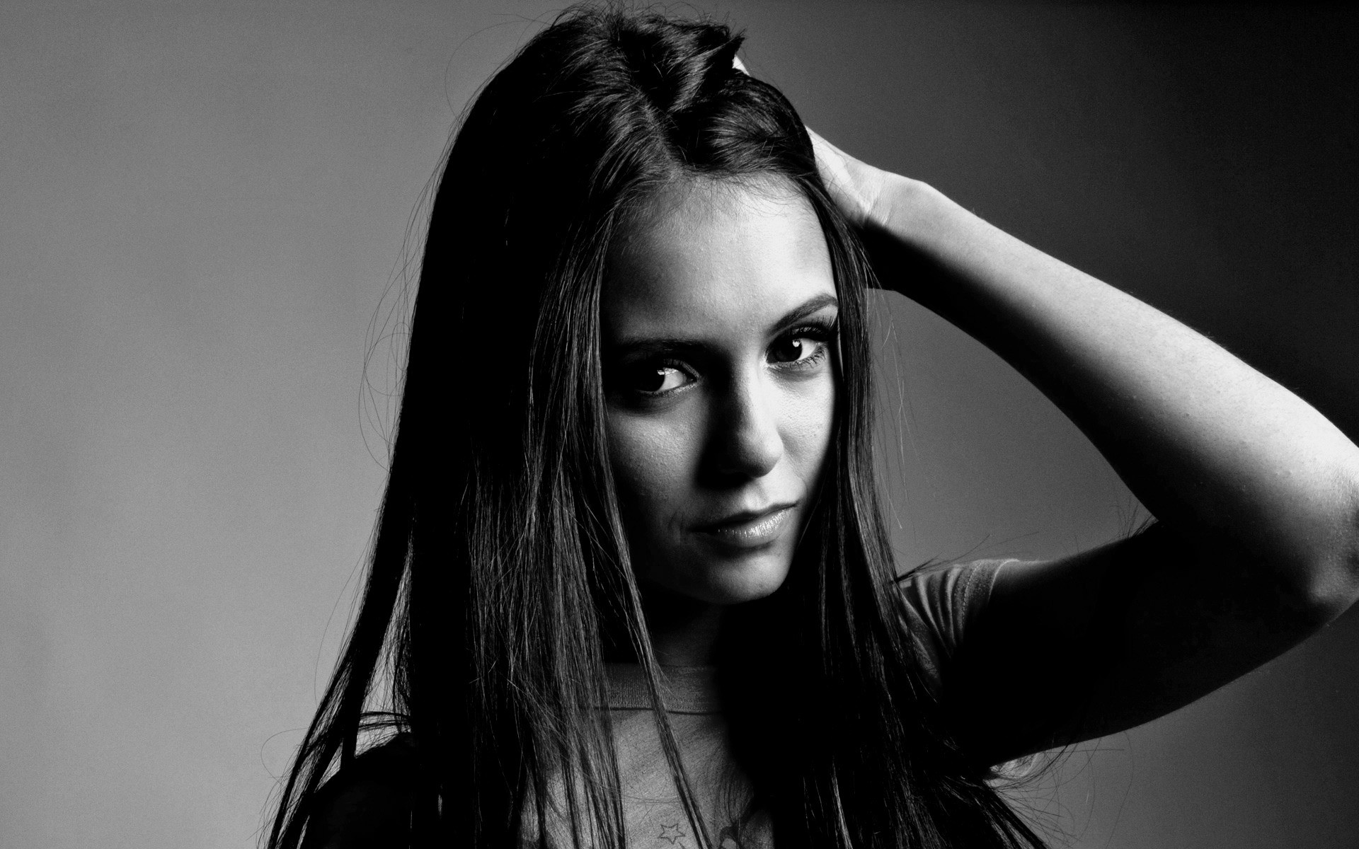 فتاة صورة امرأة أحادية اللون موضة نموذج استوديو مثير بريق واحد الكبار الوجه العين عارية الشعر إيلينا جيلبرت