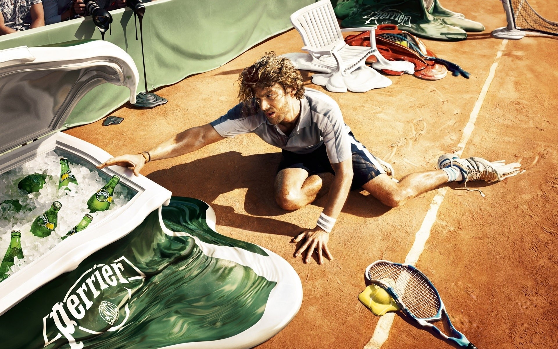 الترفيه امرأة رجل المنافسة الترفيه الكبار وحدها في الداخل الظل البيرة الصيف الساخن