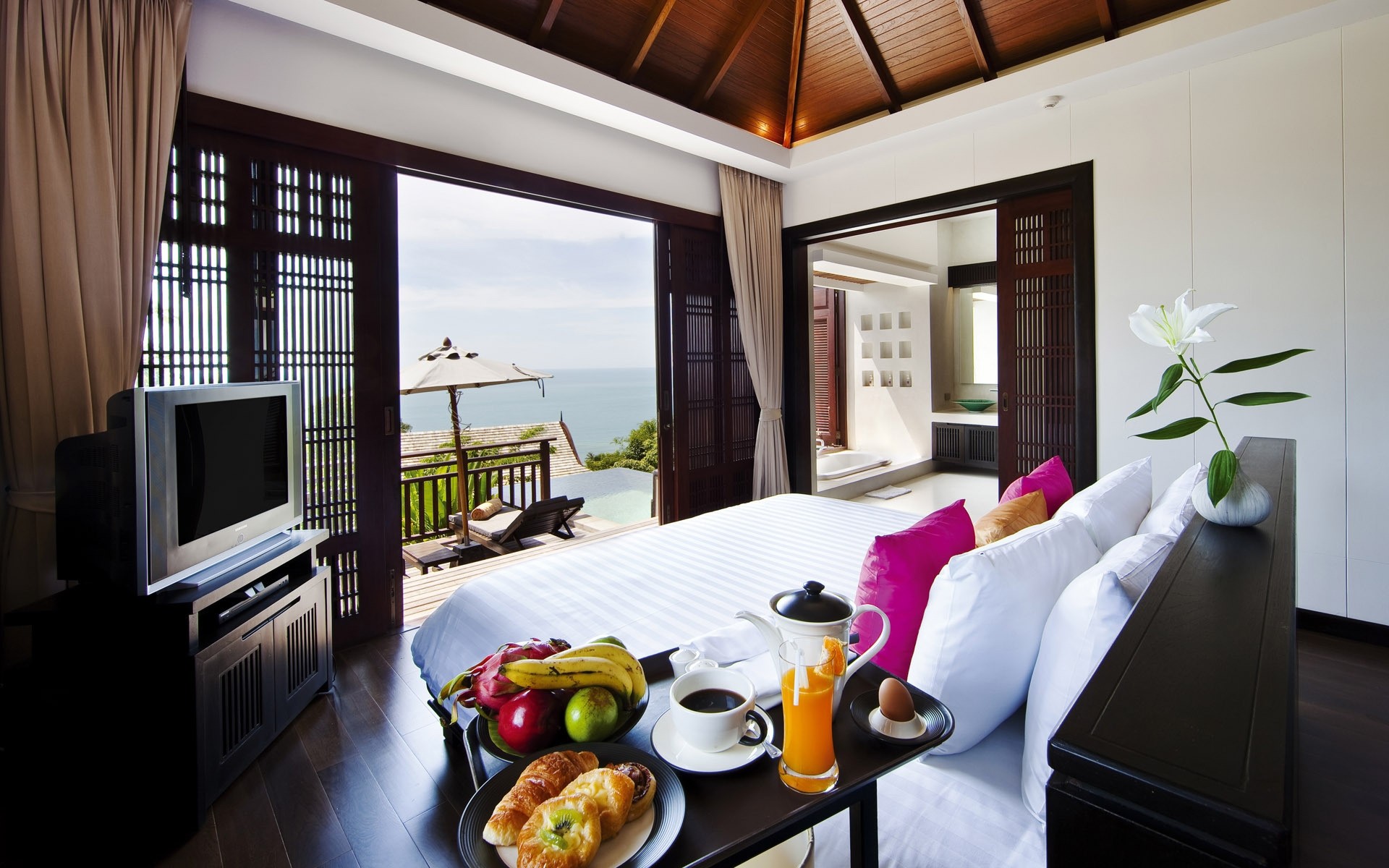 طاولة أثاث داخلي نوافذ غرفة كرسي منزل عائلة حديثة داخلية أرضية فاخرة فندق مكان تصميم داخلي شقة مصباح أريكة هندسة معمارية طعام فواكه