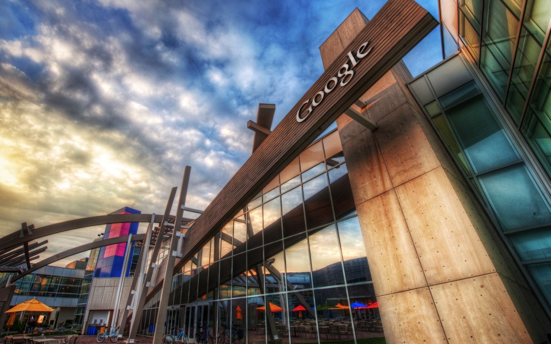 العمارة والأعمال التجارية والمنزل والمدينة والحديثة والسماء والمكاتب والسفر في الهواء الطلق في المناطق الحضرية وسط المدينة والمالية والخلفية وأجهزة الكمبيوتر