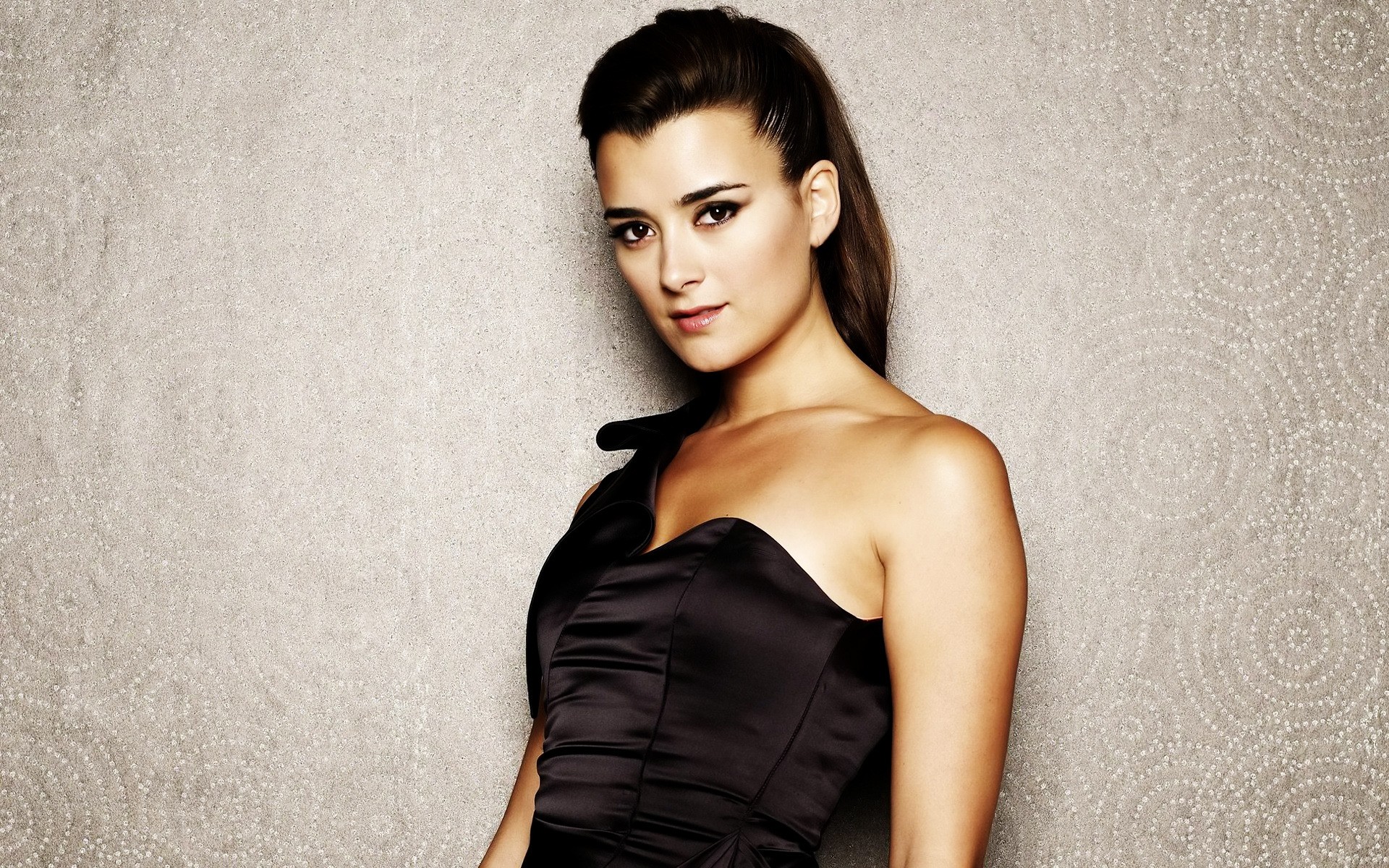 أزياء امرأة صورة فتاة نموذج بريق مثير أنيقة ارتداء امرأة سمراء الممثلة امرأة المشاهير الفنان