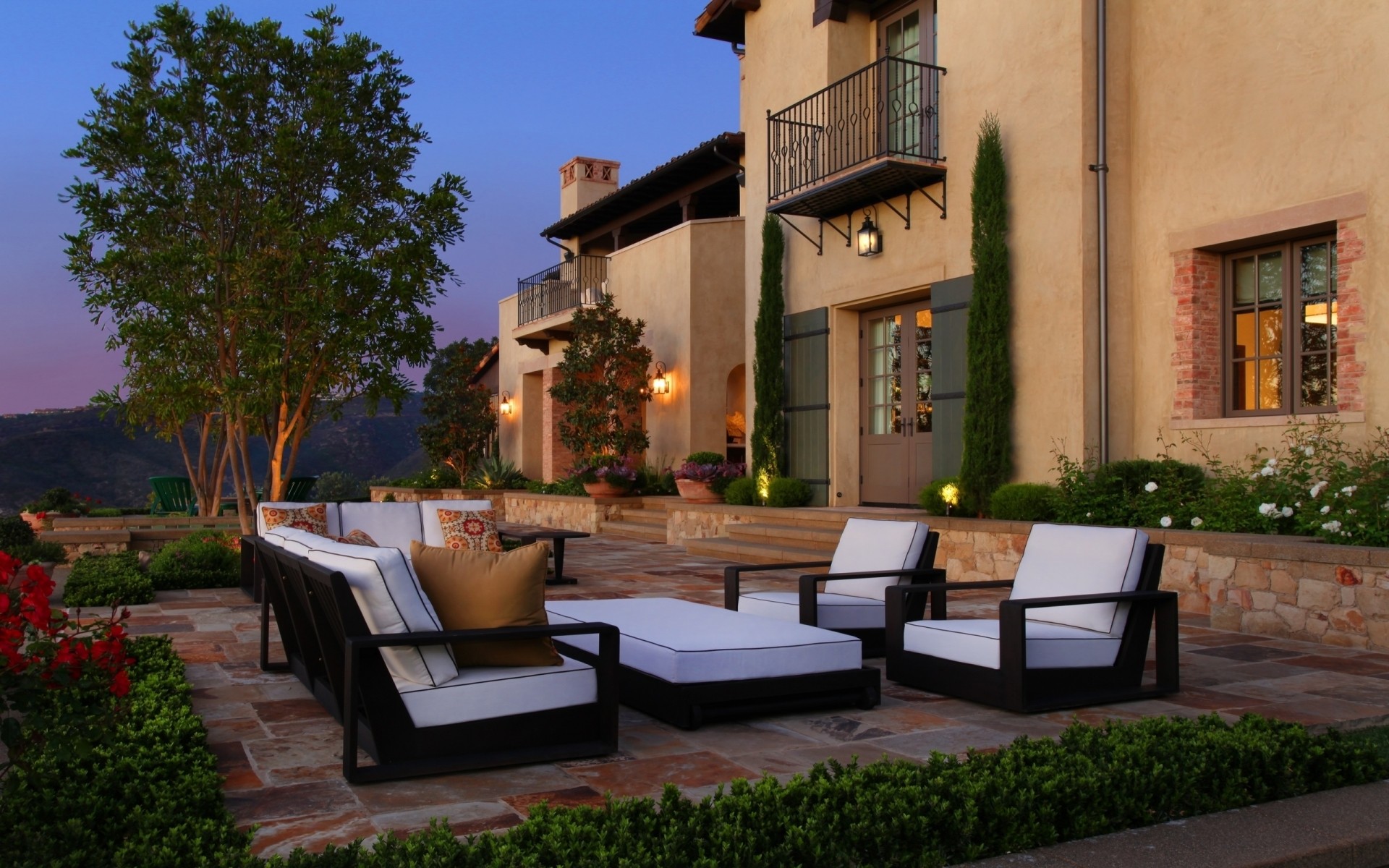 العمارة منزل منازل فناء منزل مكان ضوء النهار السفر في الهواء الطلق فندق شجرة شارع كرسي مدينة شرفة فاخرة الأسرة حديقة أضواء ليلية