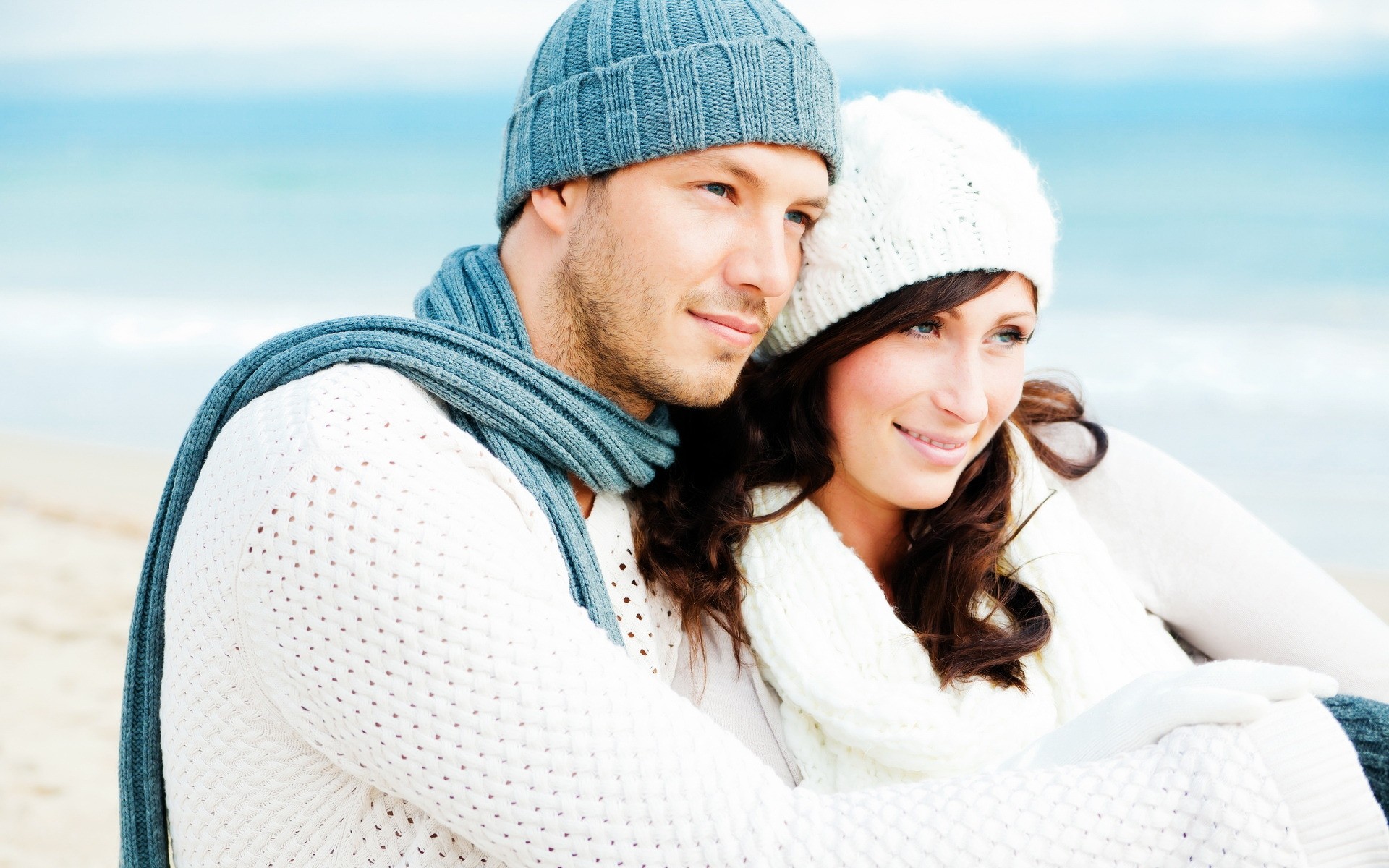 الشتاء في الهواء الطلق الباردة الراحة امرأة الثلج غطاء عطلة الطبيعة السعادة المتعة جميلة الصيف نمط الحياة فتاة صورة الكبار الحب ابتسامة الوجه الصورة ورق الجدران