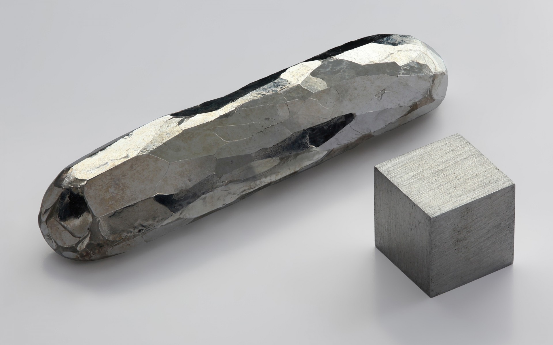 مجوهرات معزولة زجاجية ثمينة حجر فاخر واحد