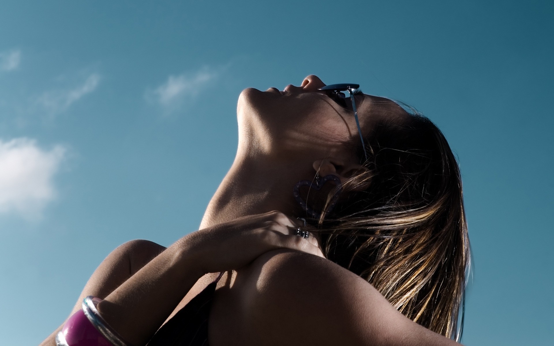 امرأة فتاة عارية أزياء مثير صورة نموذج السماء واحد البهجة الحب المثيرة الكبار الشاطئ الشمس الشعر عرض الجانب الجلد في الهواء الطلق