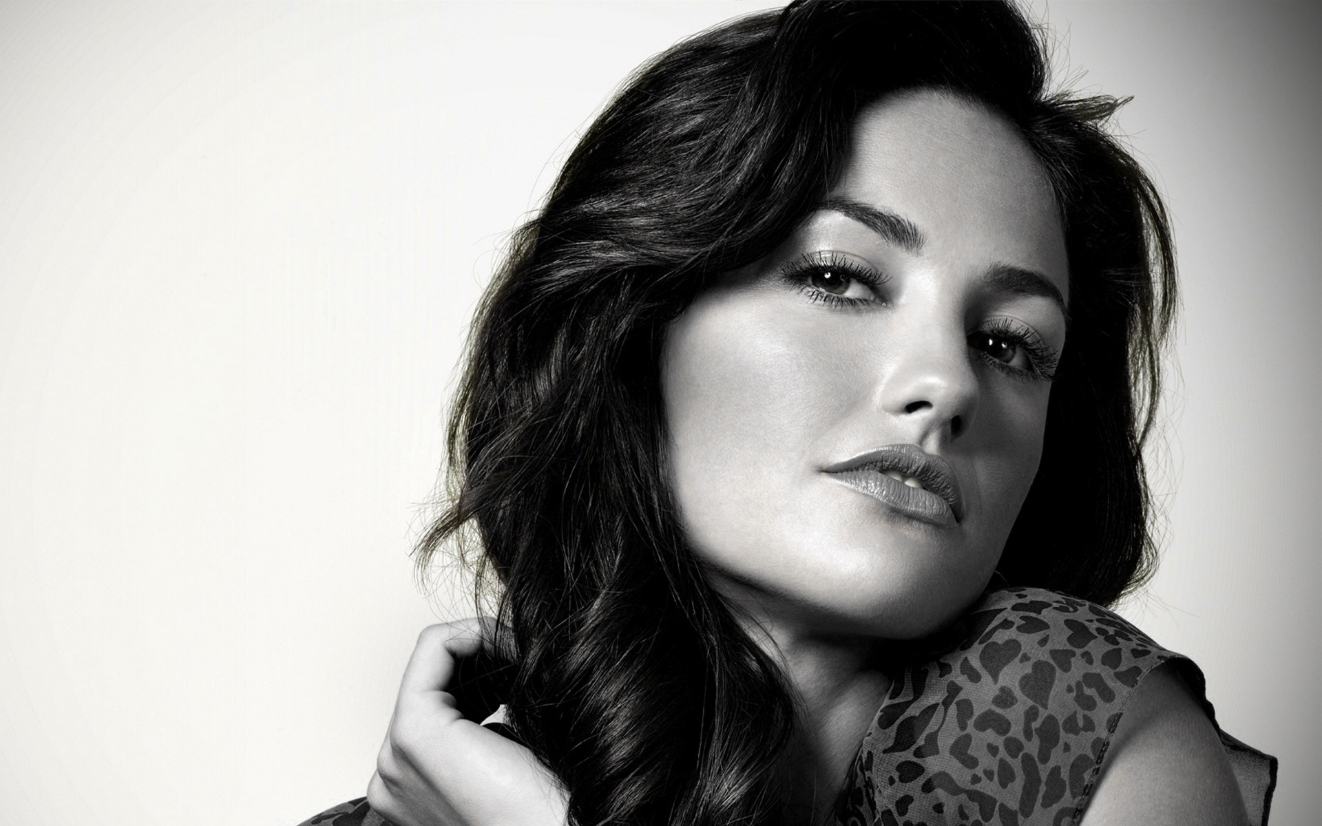 صورة امرأة أزياء فتاة أحادية اللون نموذج مثير العين بريق واحد الكبار استوديو الشفاه النساء الممثلة المشاهير مينكا كيلي