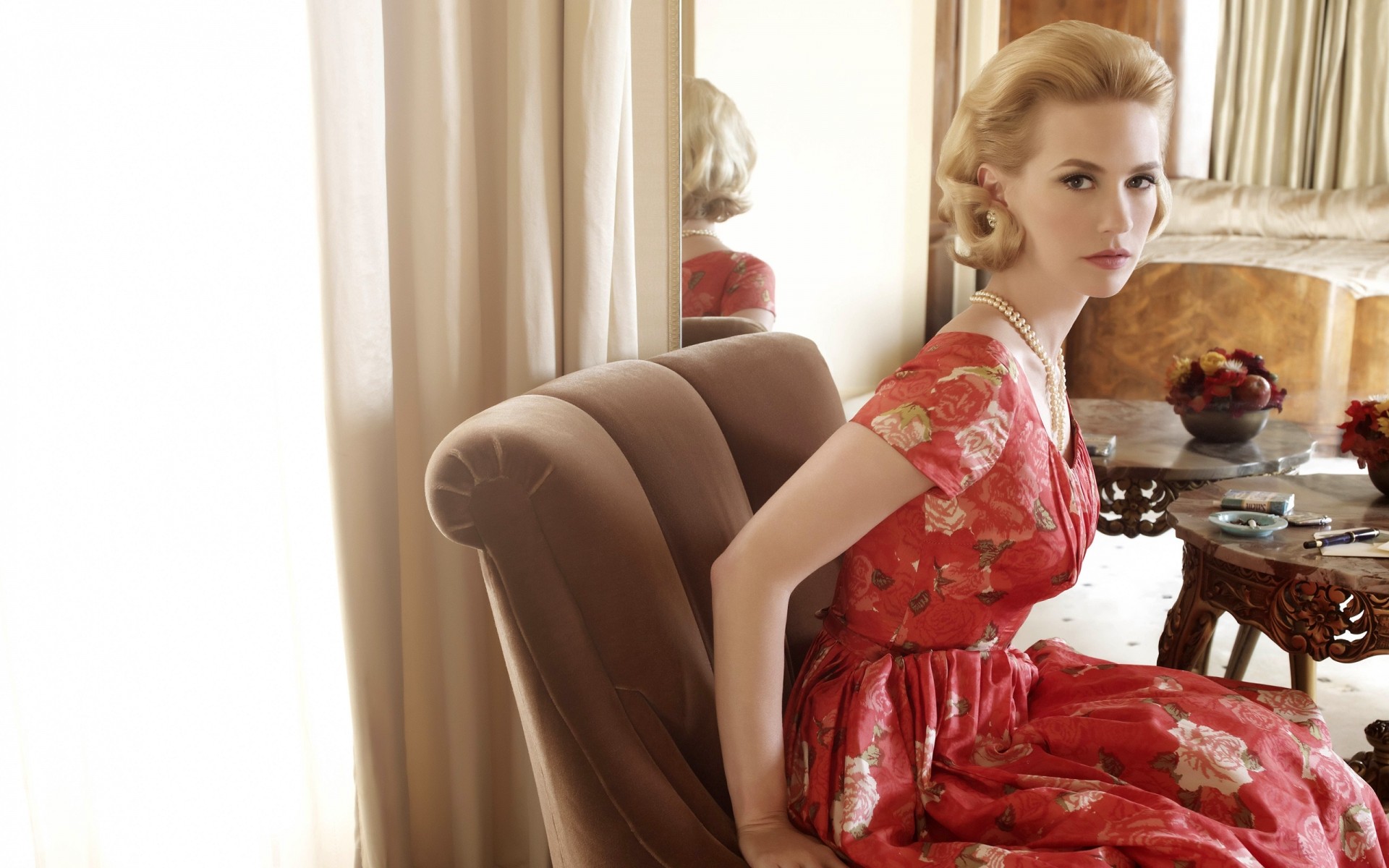 امرأة غرفة داخلي الكبار الأثاث فتاة واحدة الأزياء أريكة الجلوس جميلة الفاخرة الأسرة