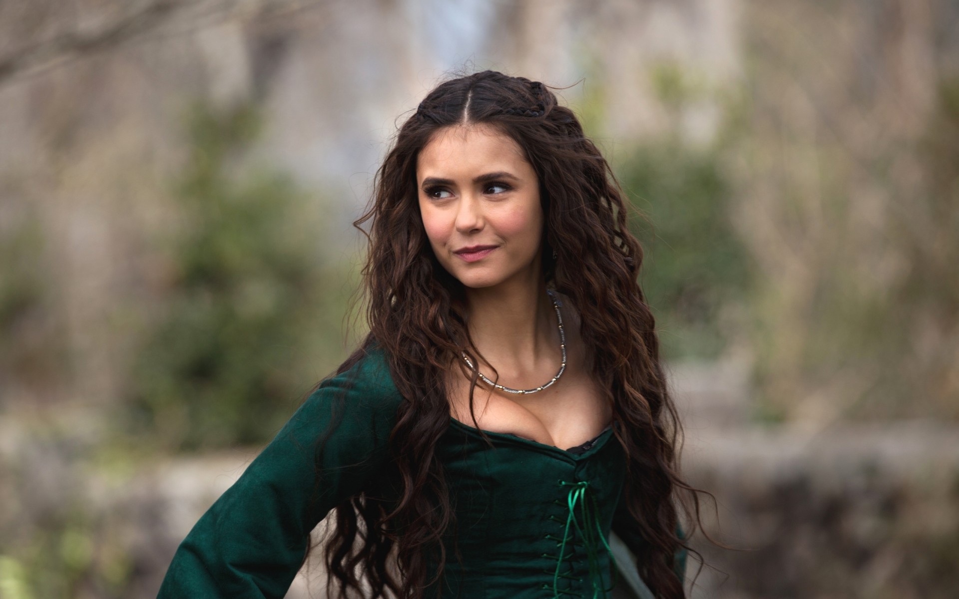 الطبيعة في الهواء الطلق امرأة صورة فتاة أزياء الصيف الخريف جميلة الطقس الجيد واحد مصاص دماء الممثلة ابتسامة