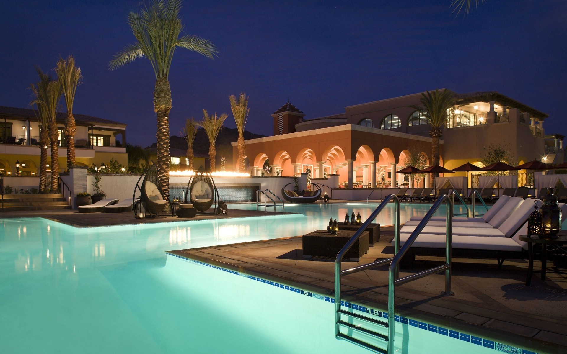 حمام سباحة فاخر فندق منتجع سفر حمام سباحة ماء عطلة سباحة فيلا استرخاء مسبح استرخاء استوائي كرسي شمس شاطئ سياحة سماء صيف ليلة ضوء