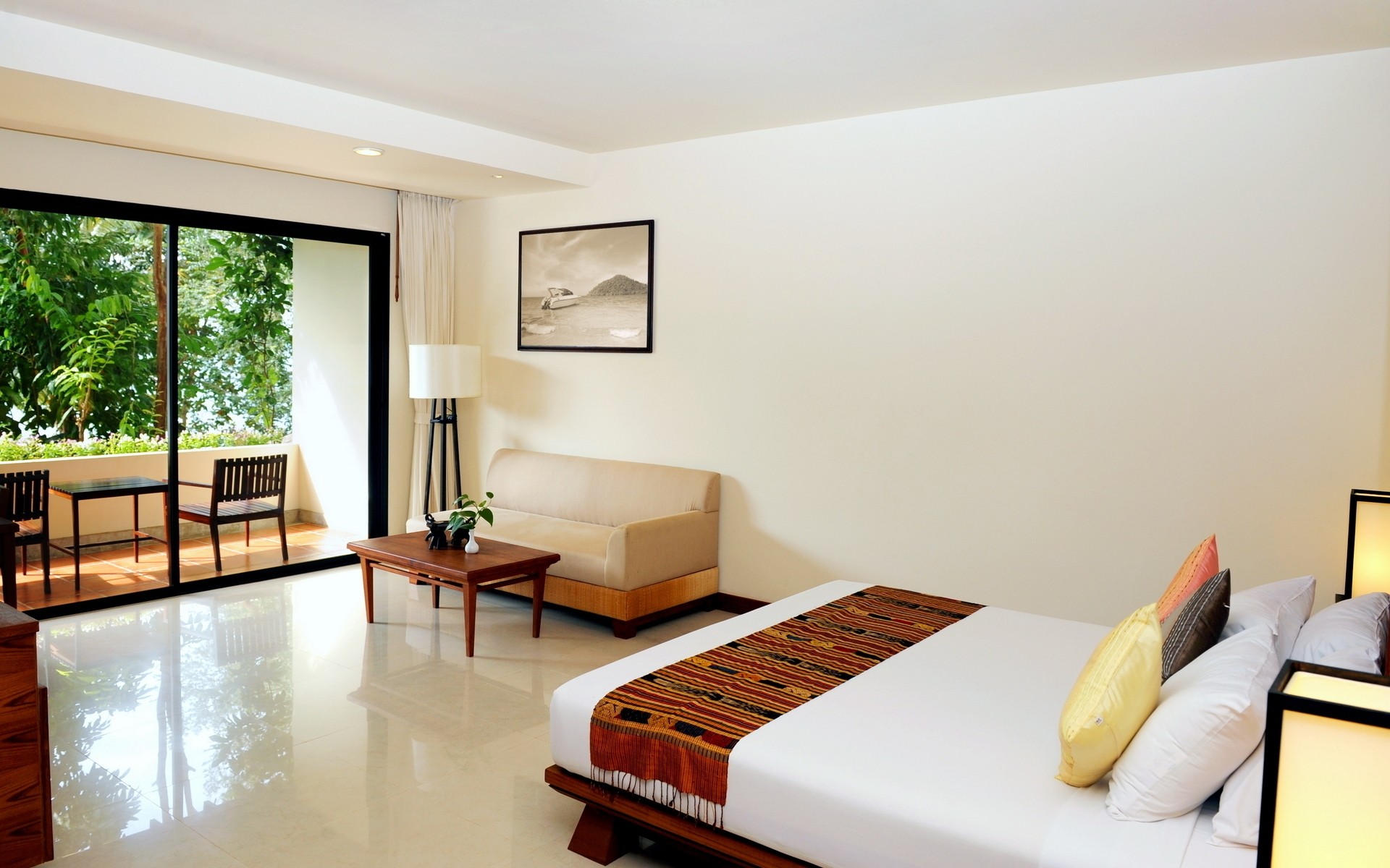 غرفة أثاث في الداخل منزل أريكة الطابق شقة ويندوز مكان المنزل غرفة نوم الأسرة مصباح الجدول كرسي السجاد التصميم الداخلي داخل الحديثة السرير شرفة تصميم نظيفة