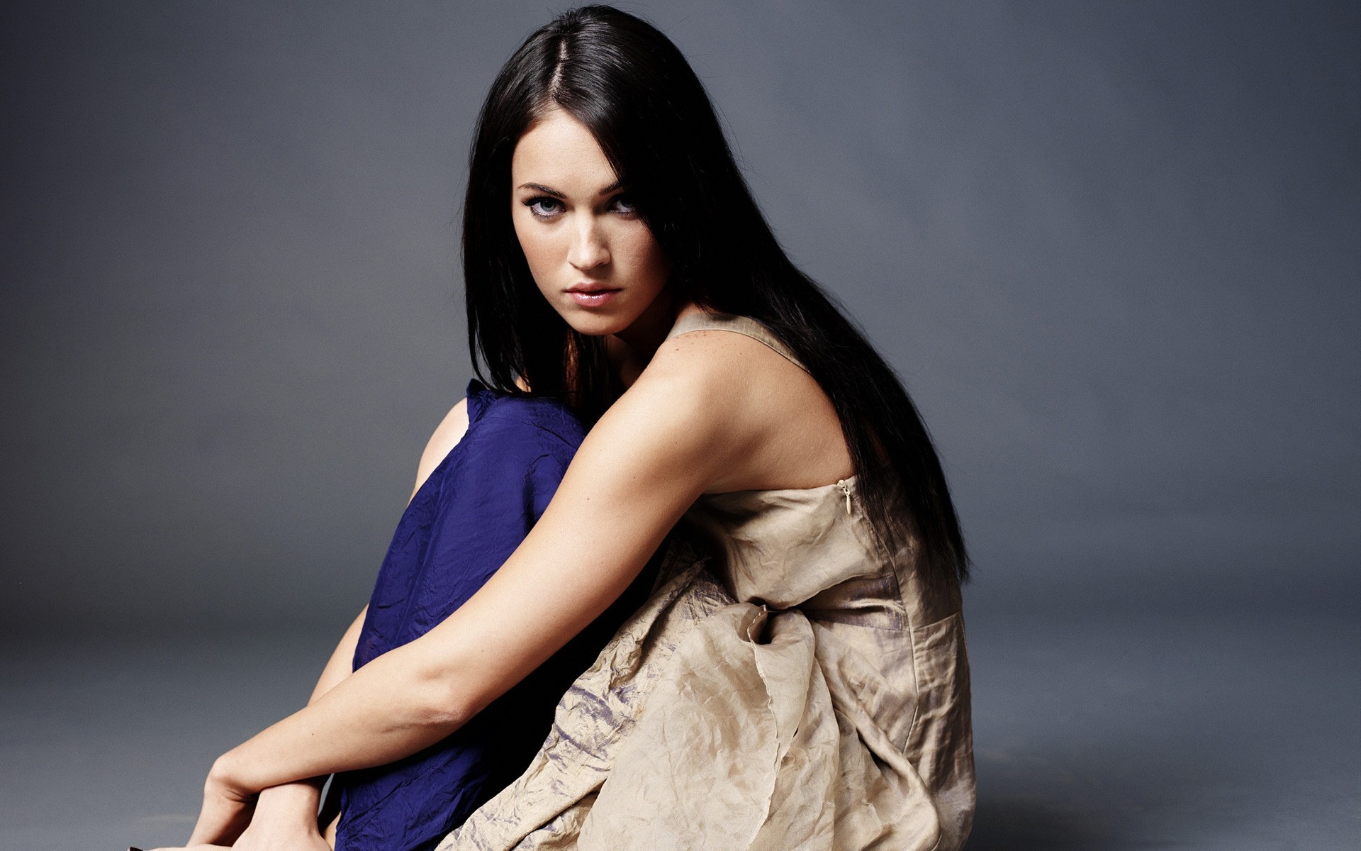 أزياء امرأة صورة بريق نموذج مثير فتاة أنيقة واحدة سمراء جميلة الممثلة الصورة الوجه خطيرة