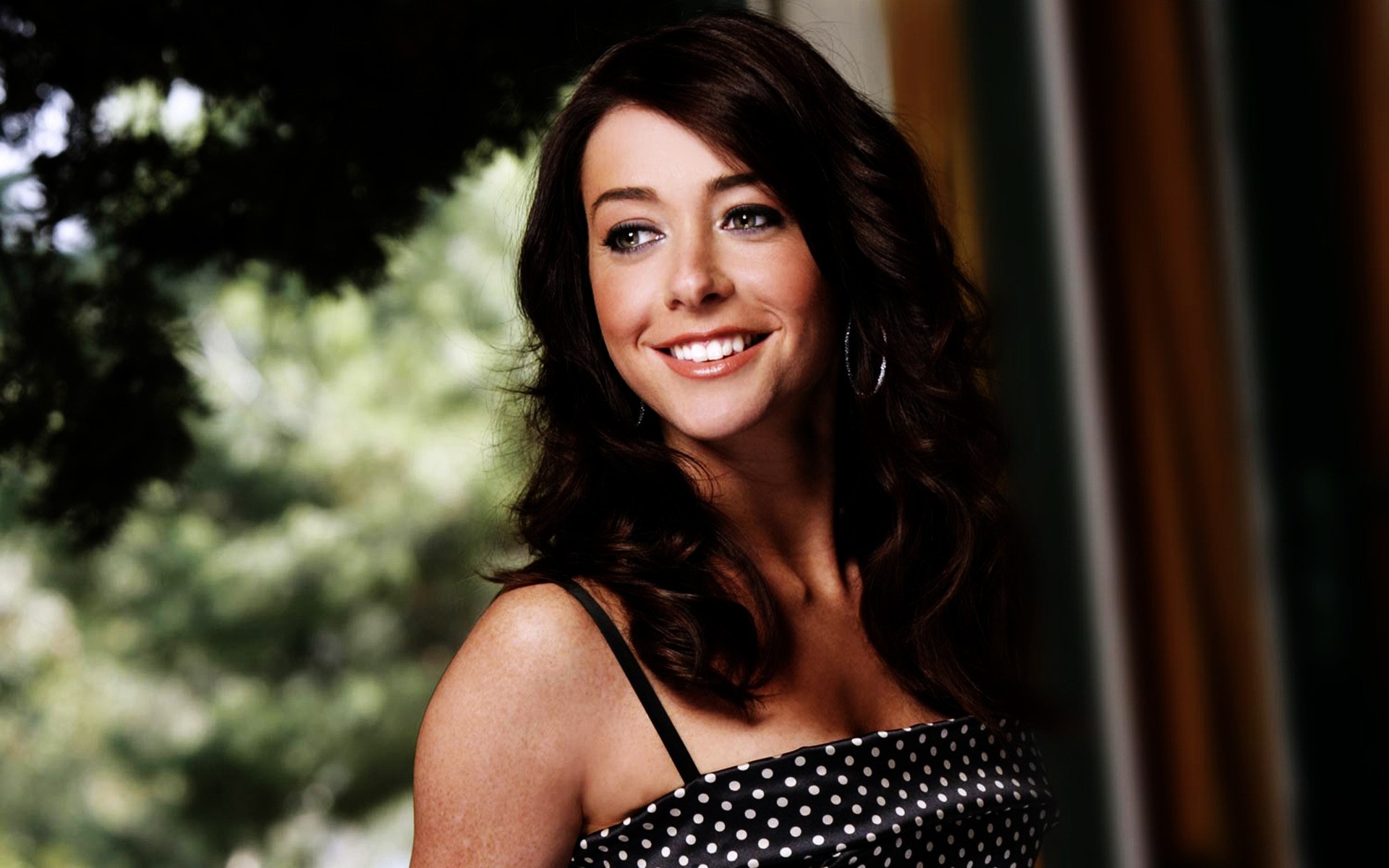 امرأة أزياء صورة واحد بريق امرأة سمراء مثير تعبيرات الوجه جميلة فتاة المشاهير الممثلة ابتسامة أليسون هانيجان النساء