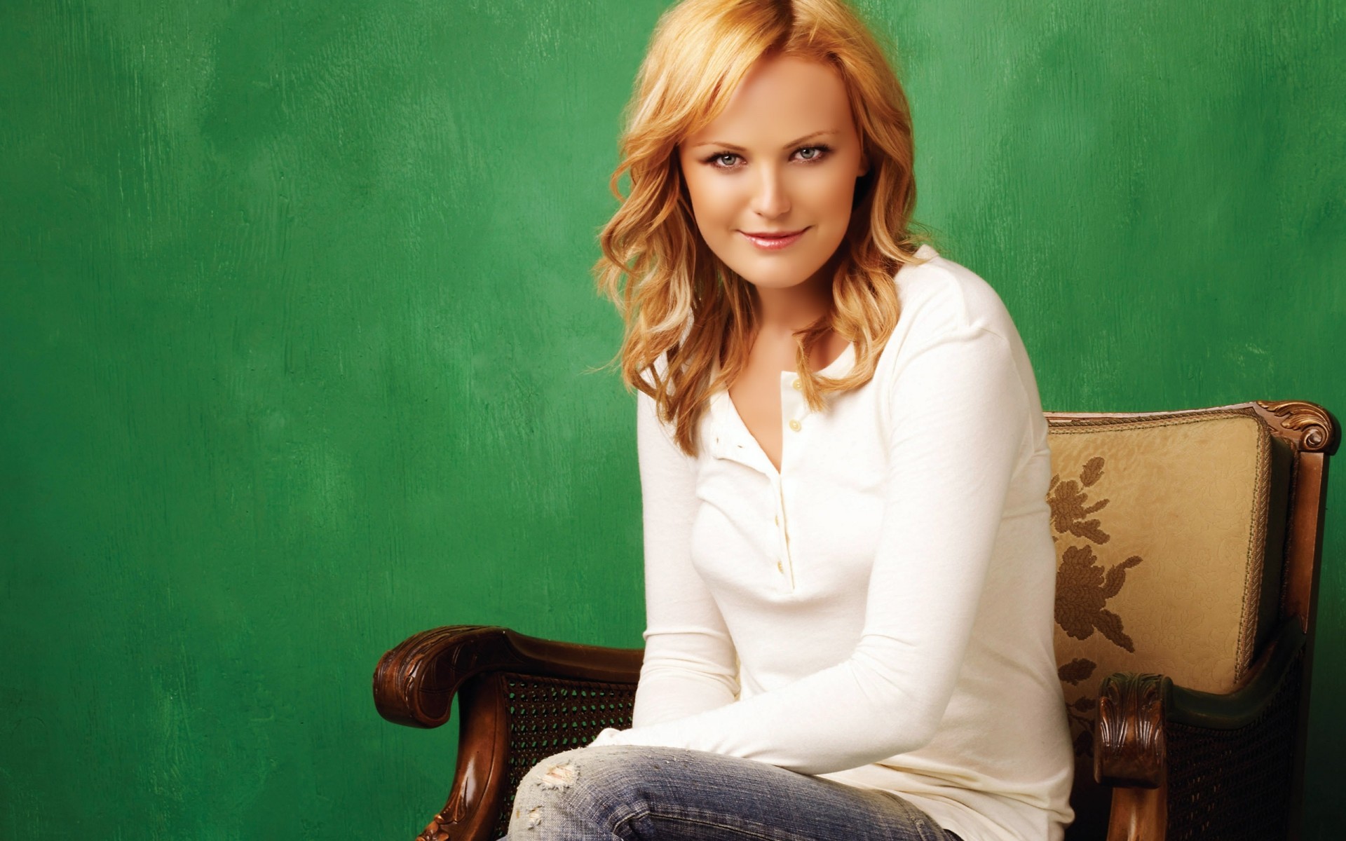 امرأة واحدة صورة الكبار يرتدي في الداخل يجلس فتاة الممثلة الصورة الصورة الصورة