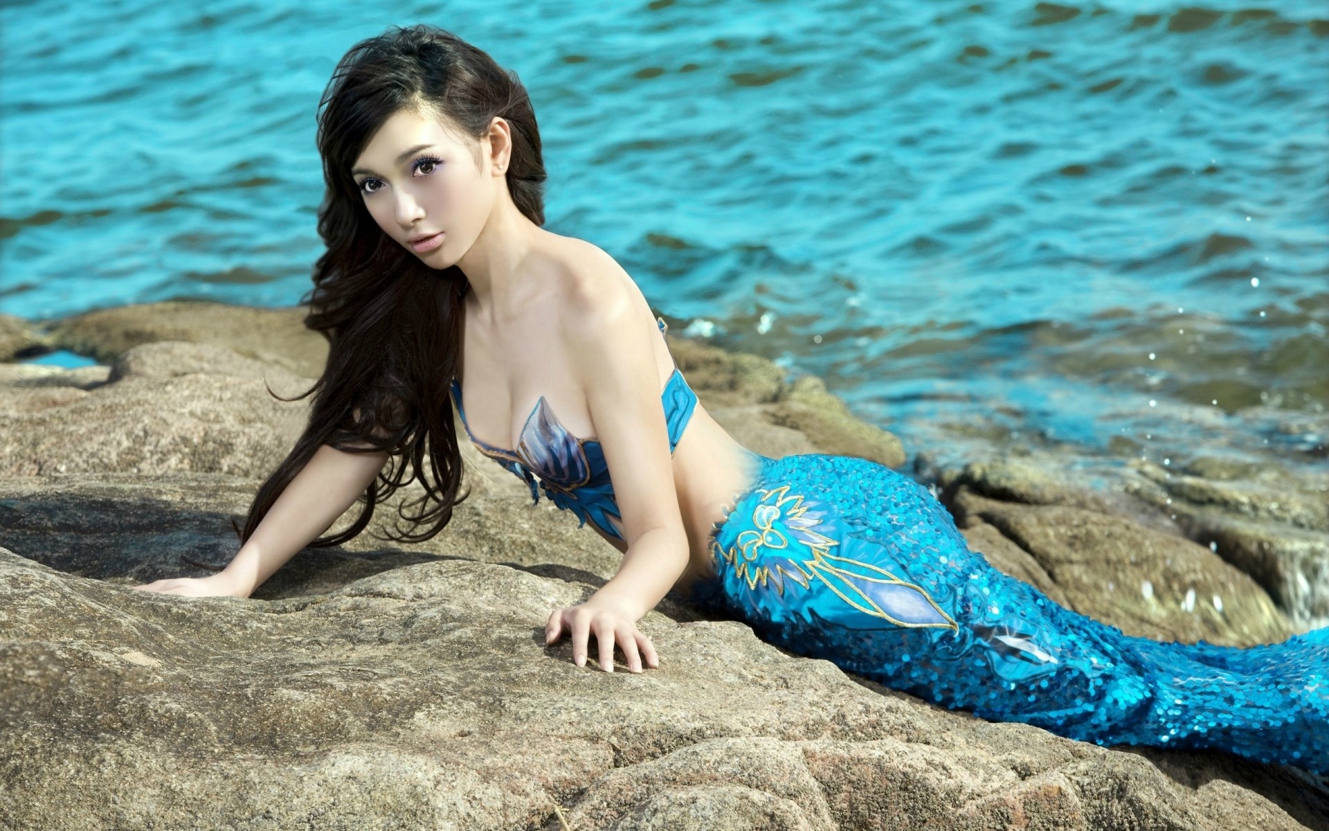 المياه الصيف الشاطئ الطبيعة البحر امرأة الاستوائية المحيط الرمال في الهواء الطلق الراحة الاسترخاء الشمس جميلة فتاة البحر مثير الطقس الجيد السفر