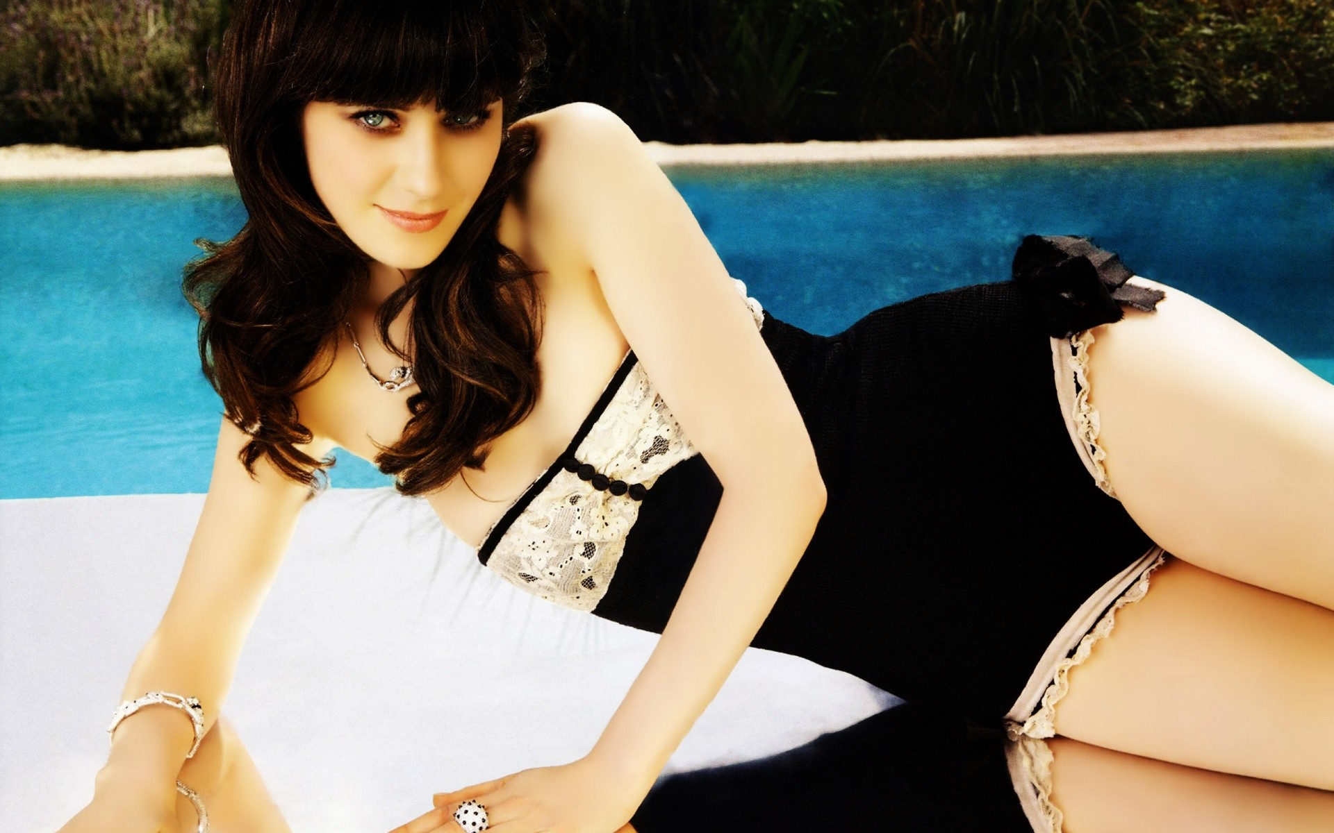 امرأة الترفيه الموضة الصيف صورة فتاة بيكيني المياه الاسترخاء مثير بركة الاسترخاء رائع