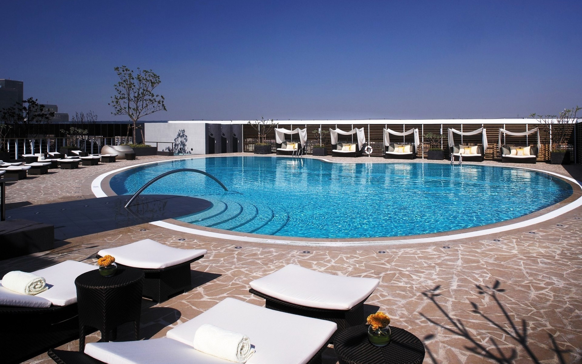 حمام سباحة المياه السباحة الفاخرة السفر بركة فندق عطلة كرسي بركة عطلة عطلة منتجع الحديثة في الهواء الطلق السماء الصيف الاسترخاء تصميم خلفية