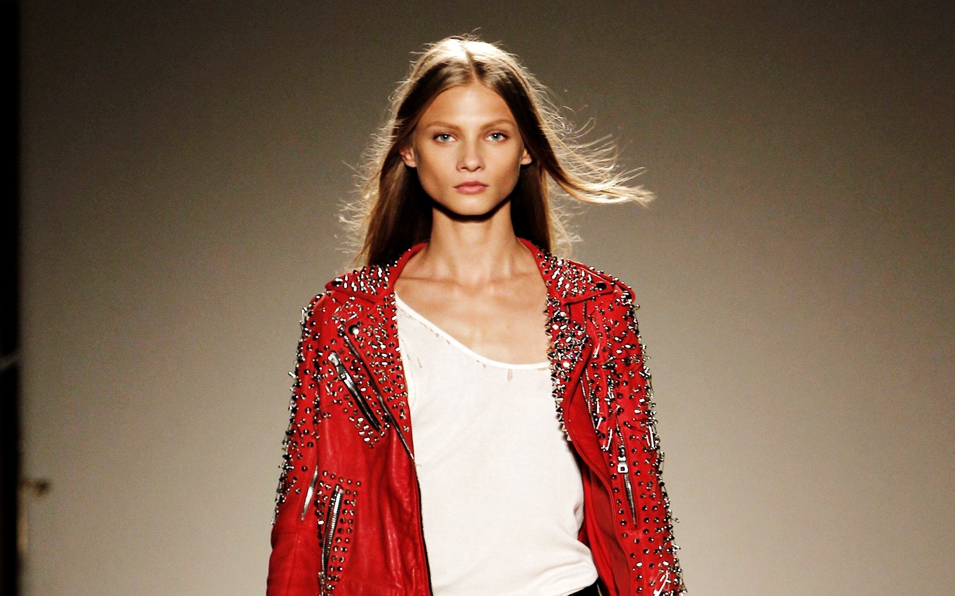 صورة أزياء امرأة فتاة نموذج ارتداء الكبار جميلة واحدة مثير استوديو جميلة اللباس بريق