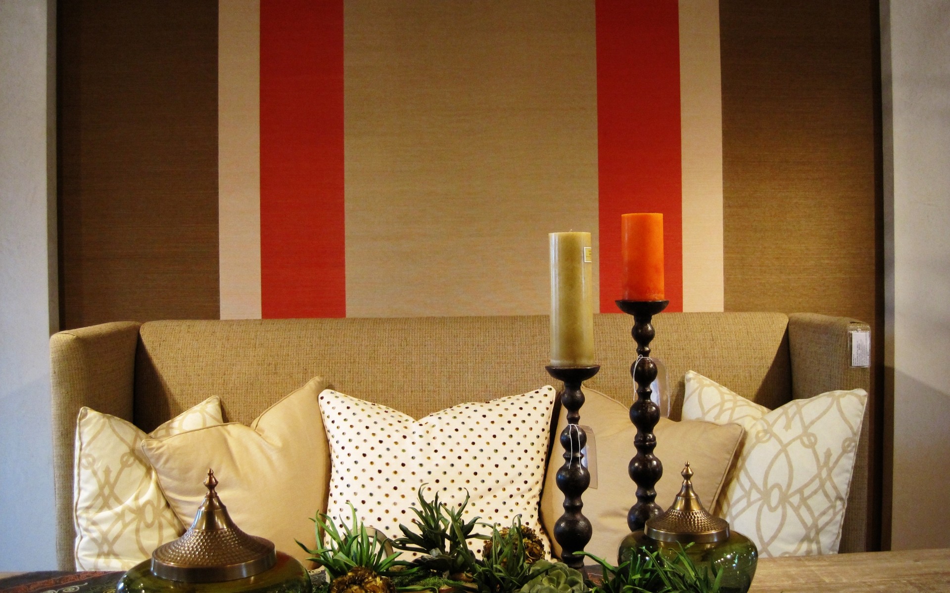 الأثاث داخلي غرفة شمعة التصميم الداخلي مكان مصباح الجدول الاسترخاء الفاخرة فندق الديكور كرسي دافئ أريكة الأسرة الشموع الخشب لا تزال الحياة الجدران