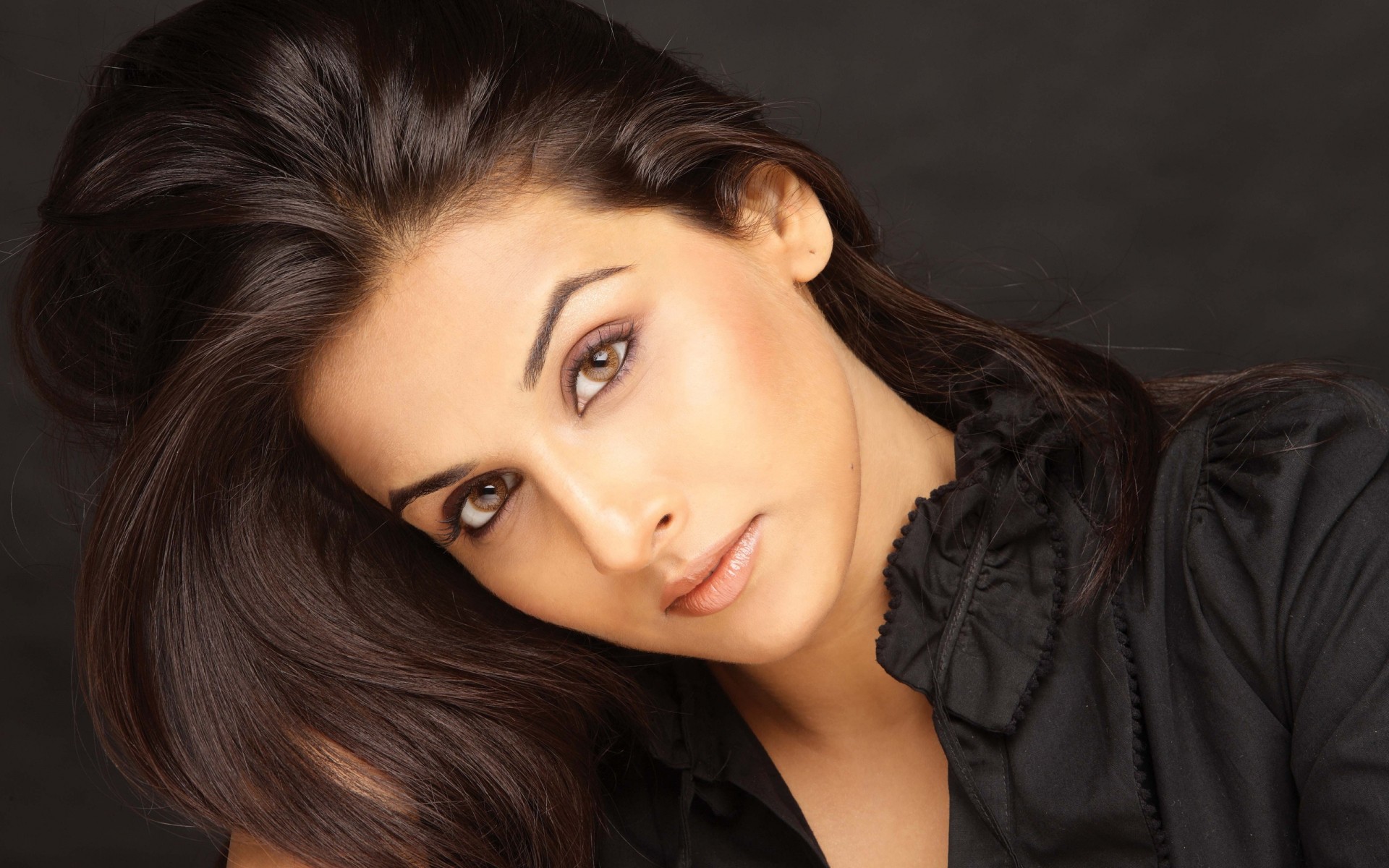 امرأة أزياء بريق صورة مثير العين فتاة نموذج جميلة الشفاه العيون الوجه الصورة