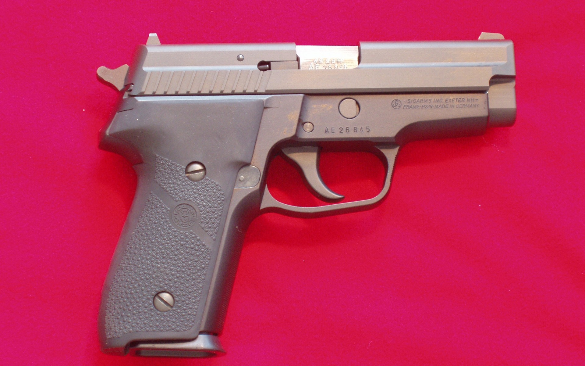 مسدس بندقية مسدس الجريمة الذخيرة قوة الأمن الزناد خطر رصاصة الاستشعار مسدس الشرطة الأمن حماية الجيش الصلب الدفاع الوردي خلفية