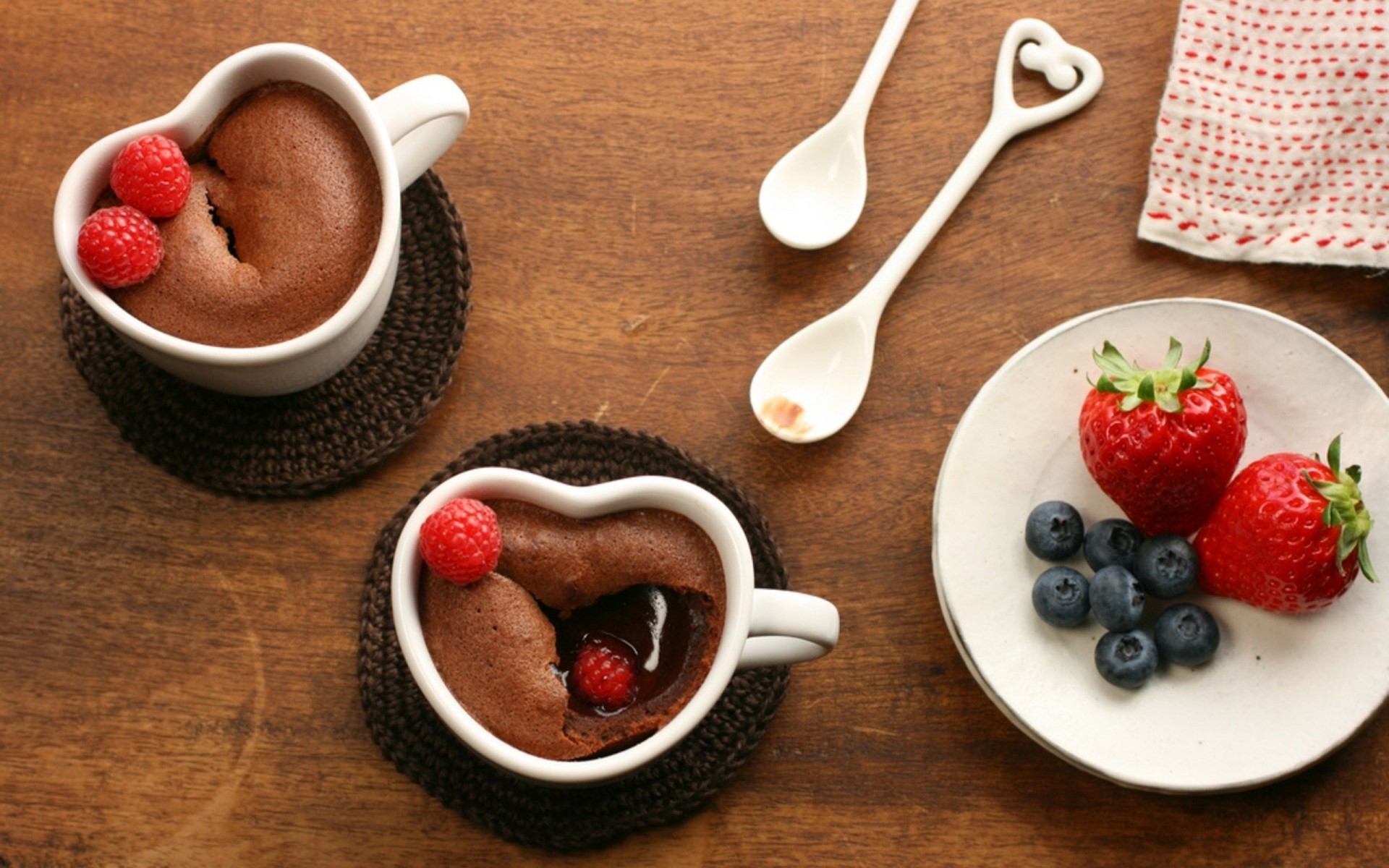 الفاكهة الحلو الغذاء التوت الفراولة ملعقة وعاء الإفطار كريم لذيذ منتجات الألبان تنمو الفجر كوب الحليب عن قرب التوت السكر لا تزال الحياة الفراولة التوت بلاك بيري الشوكولاته