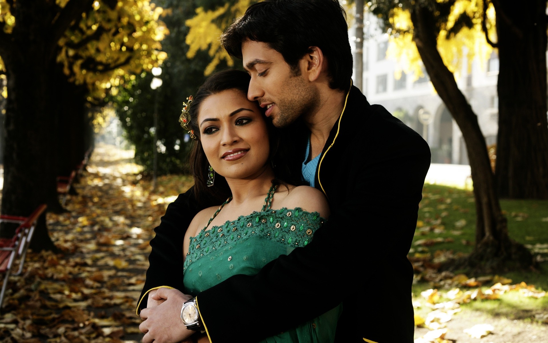 امرأة في الهواء الطلق اثنان الحب تعبيرات الوجه صورة الزفاف الكبار رجل بارك فتاة ارتداء أميتا باتاك ناكول ميهتا زوجين بوليوود عناق