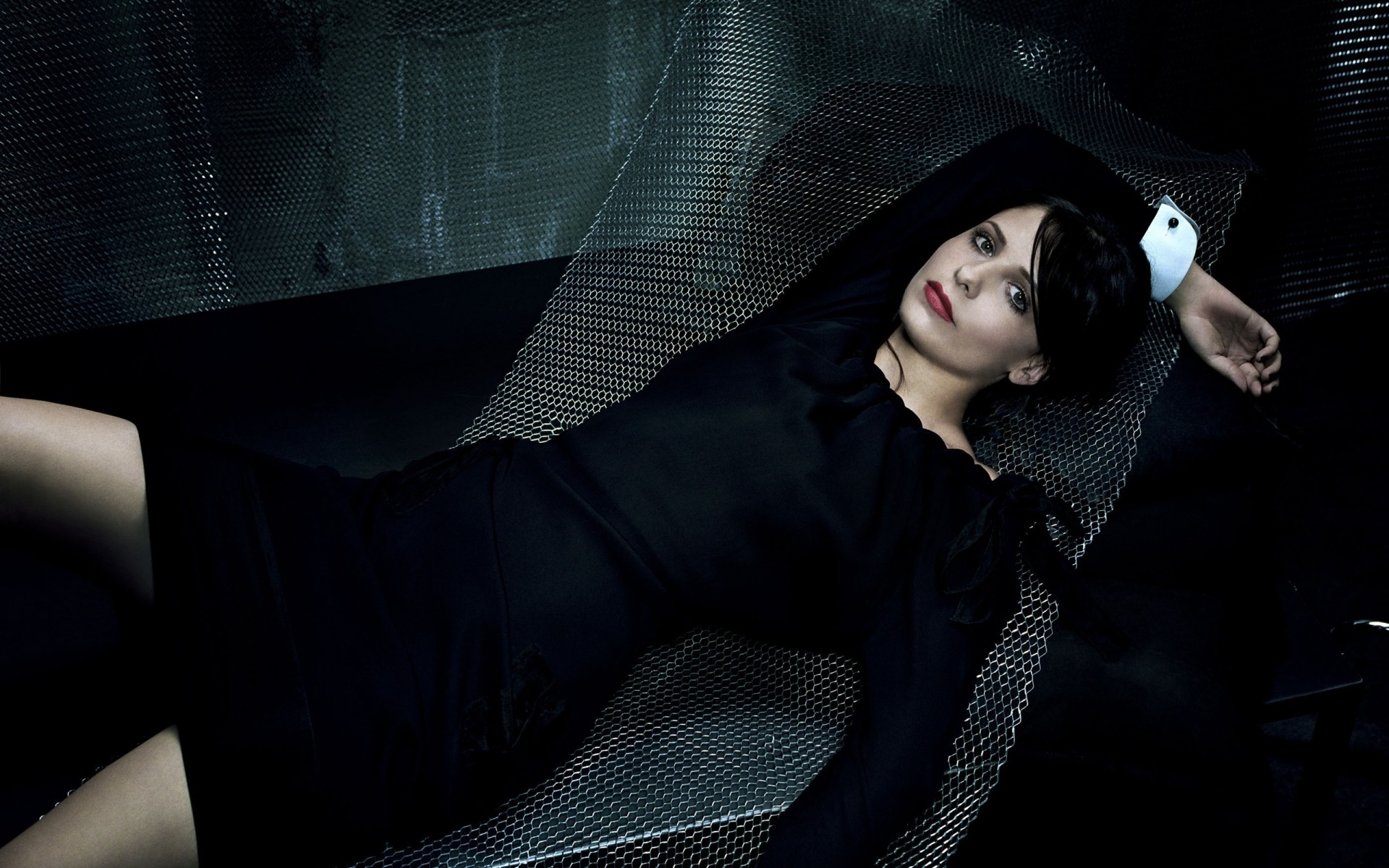 موضة نموذج صورة مثير امرأة بريق فتاة الظلام أنيقة فستان أسود أريكة غرفة خلفية