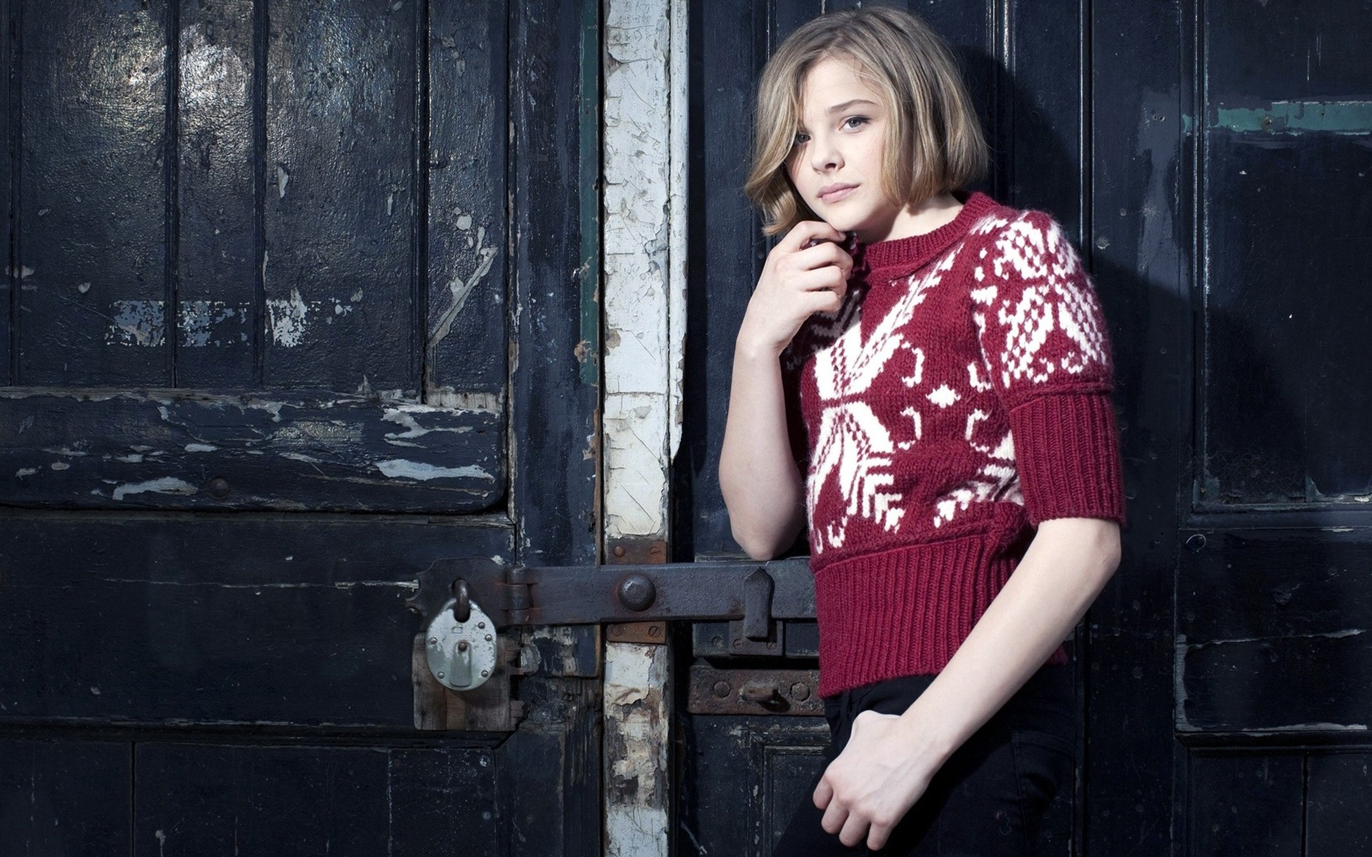 امرأة واحدة صورة الكبار الأزياء الباب ارتداء فتاة مثير الممثلة هوليوود ركلة الحمار العمل كلو موريتز