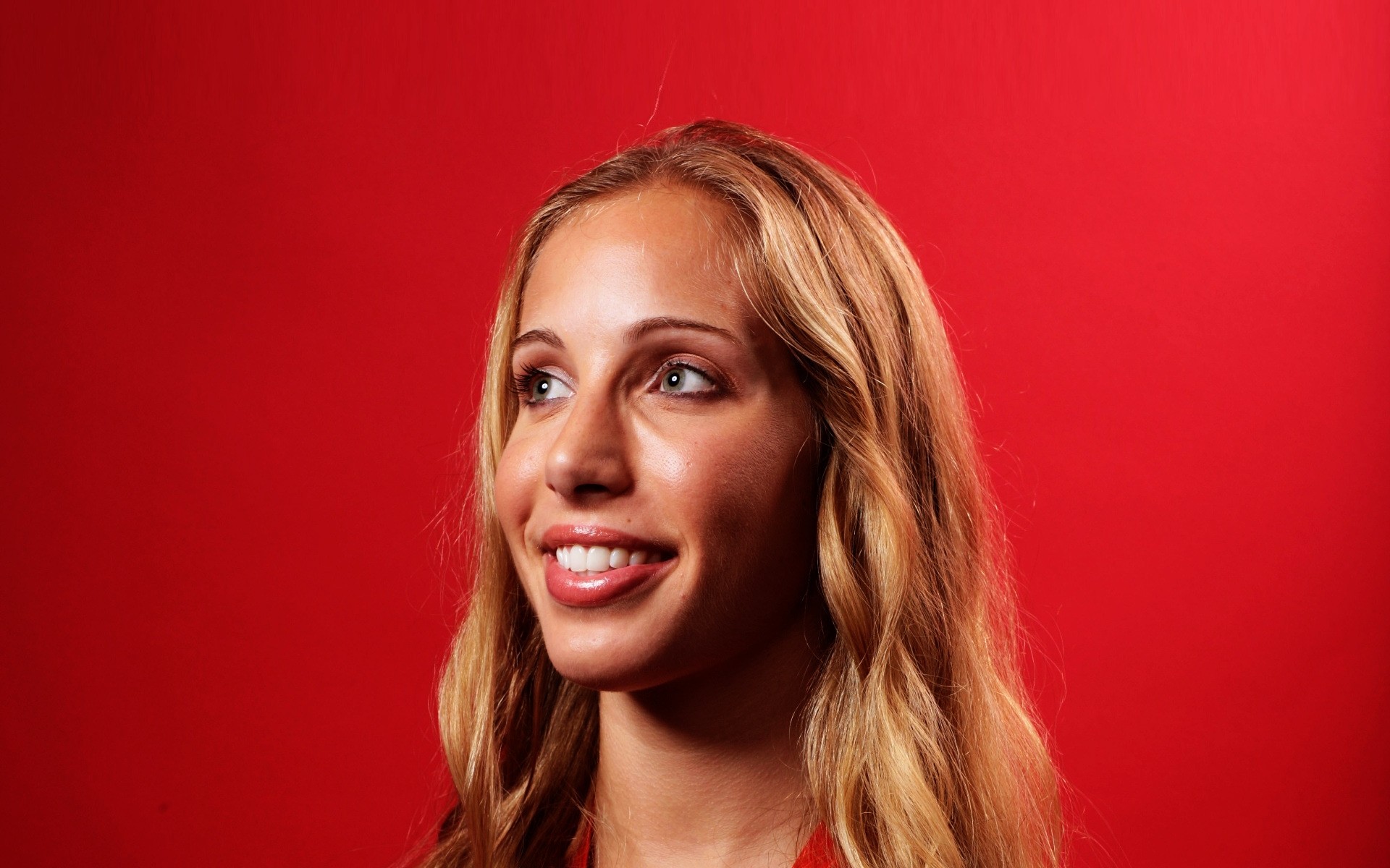 امرأة صورة أزياء واحدة جميلة ارتداء صابر ابتسامة الضحك زاغونيس مارييل