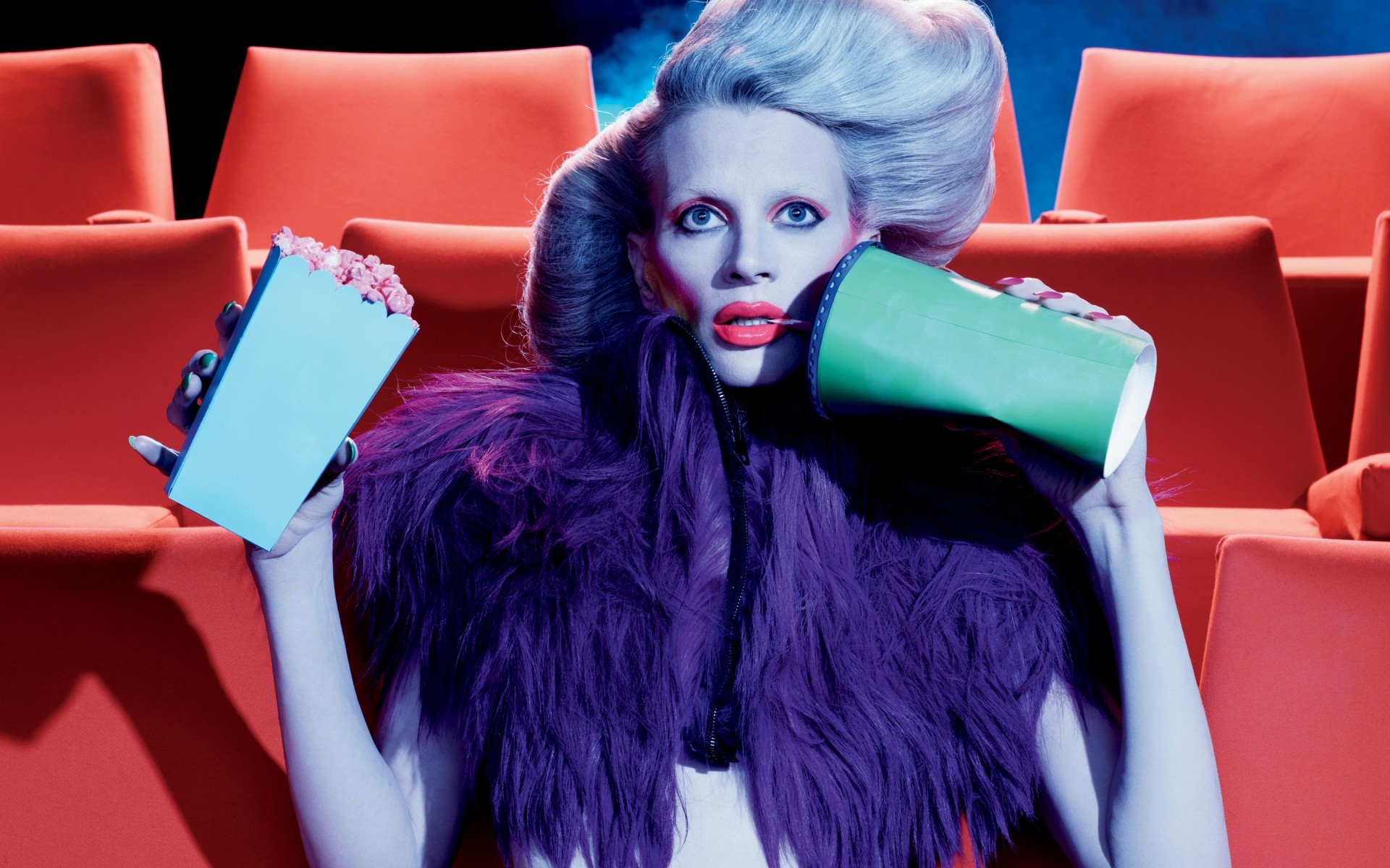 امرأة في الداخل الجلوس المتعة وحدها مكان الأزياء المشاهير مضحك نموذج كريستين مكمينامي