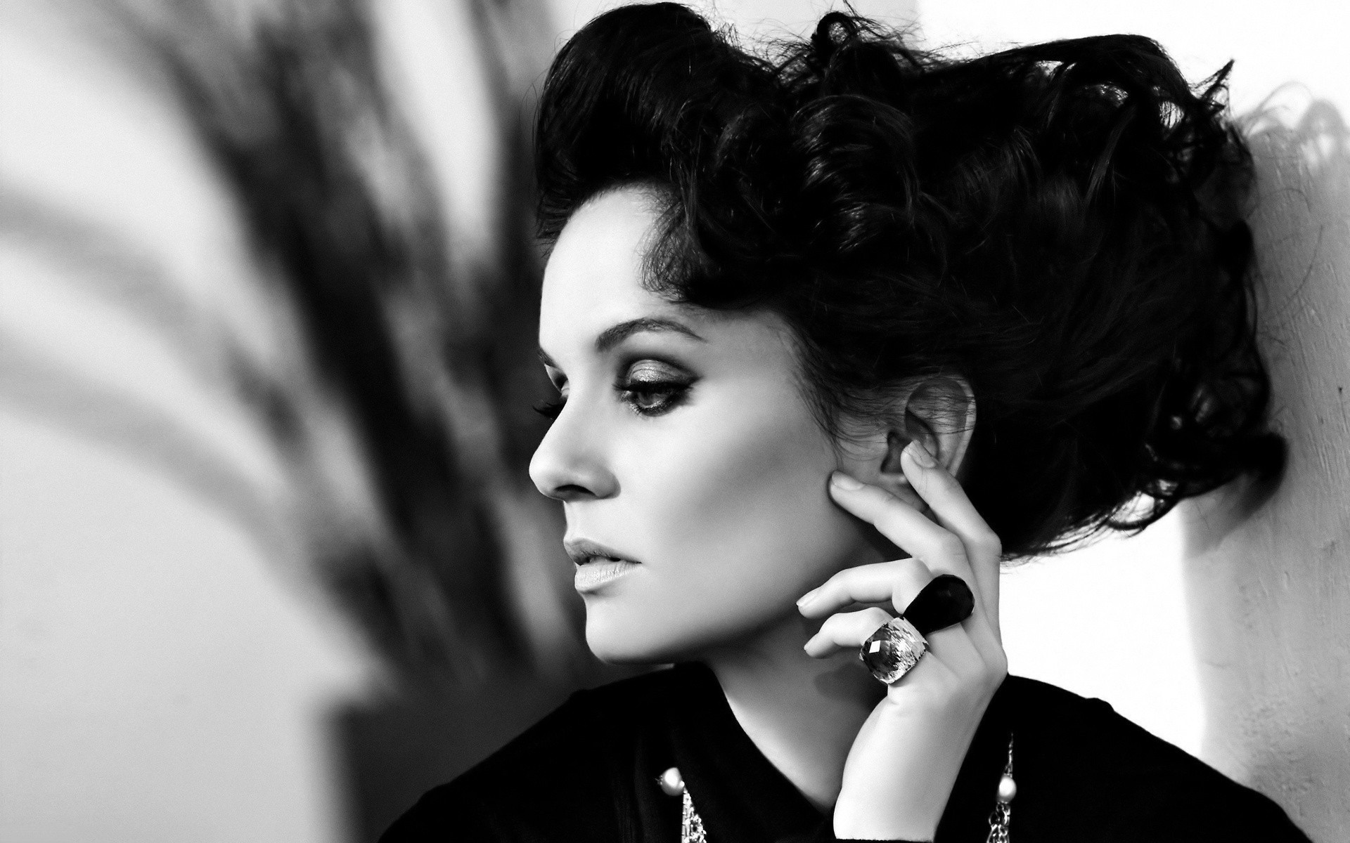 أحادية اللون صورة امرأة الأزياء نموذج بريق فتاة الكبار تصفيفة الشعر واحد مثير مرآة العين والمجوهرات أبيض وأسود سارة واين هوليوود جميلة أسود أبيض