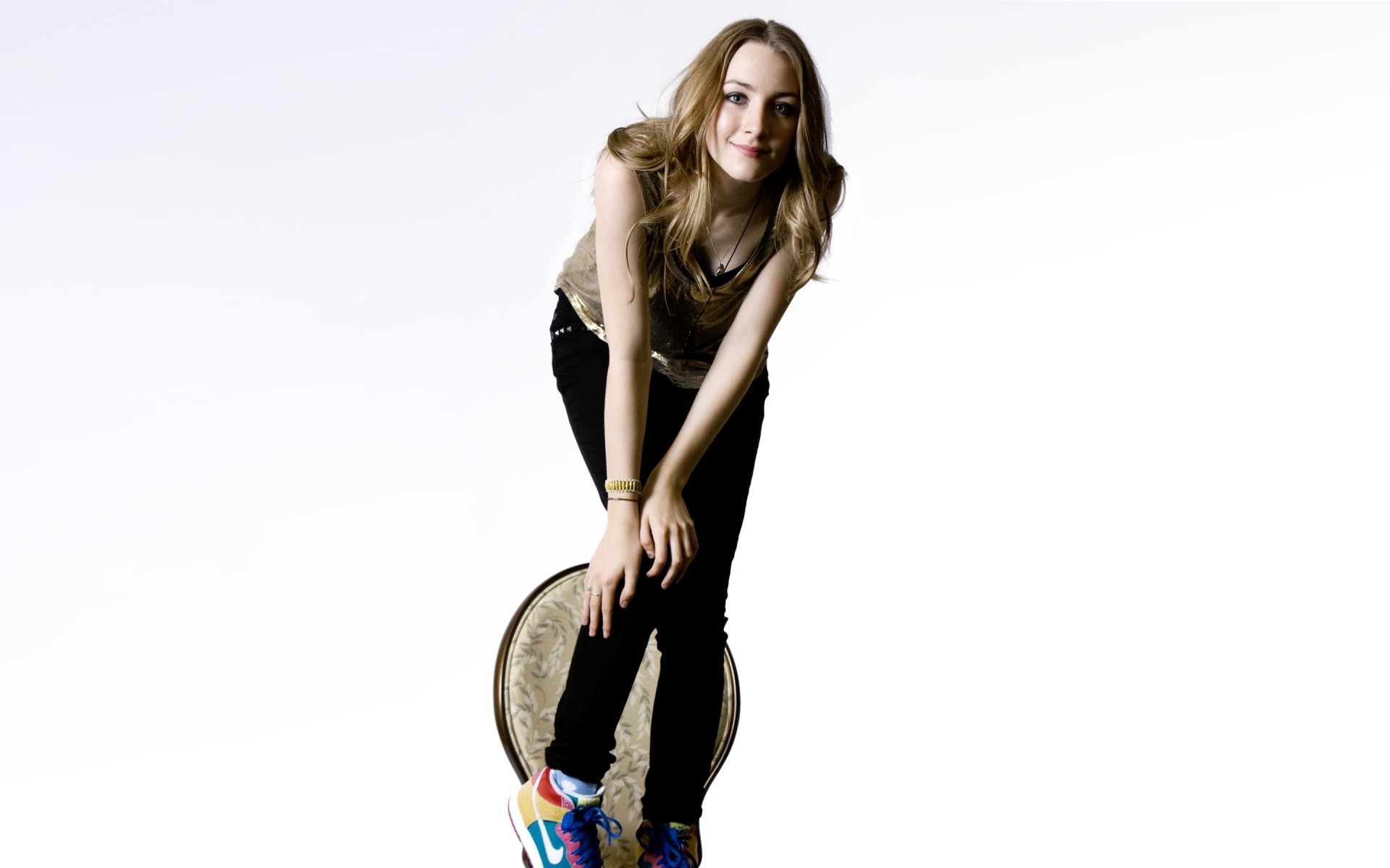 امرأة أزياء مثير جميلة الشباب بريق لطيف أنيقة فاتنة الممثلة ساويرس رونان فتاة