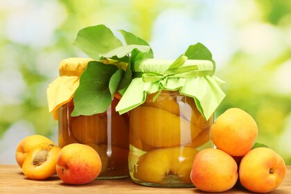 الجرار من المشمش والفواكه. وجبة