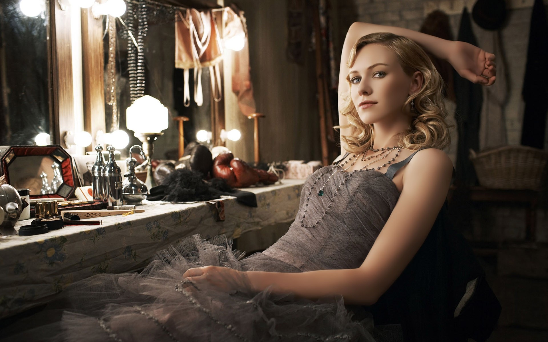 امرأة موضة الكبار البهجة صورة واحدة داخلي نموذج غرفة اللباس