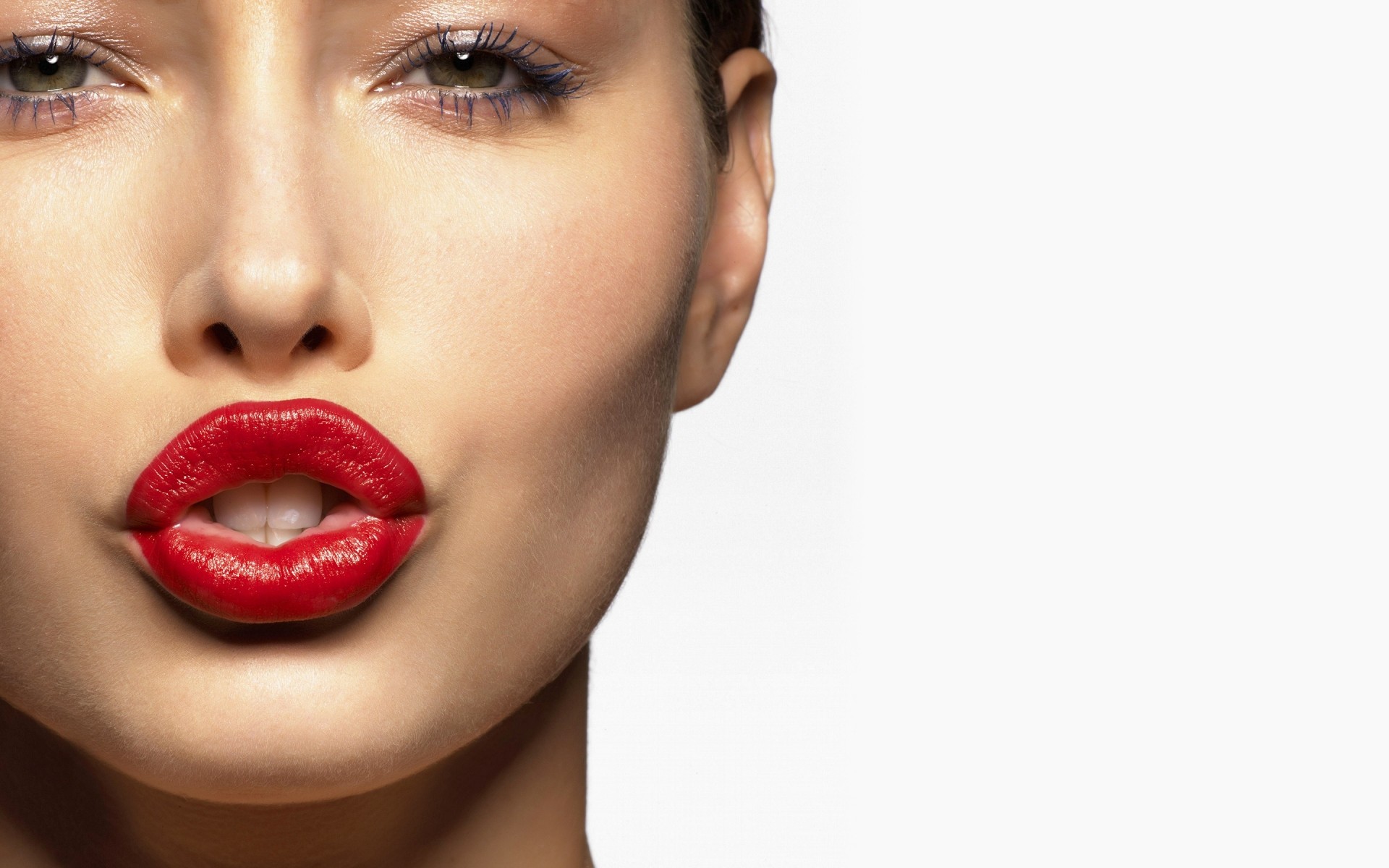 امرأة الشفاه بريق أحمر الشفاه مثير الأزياء العين جميلة الجلد صورة لطيف فتاة الشباب الوجه ووتش