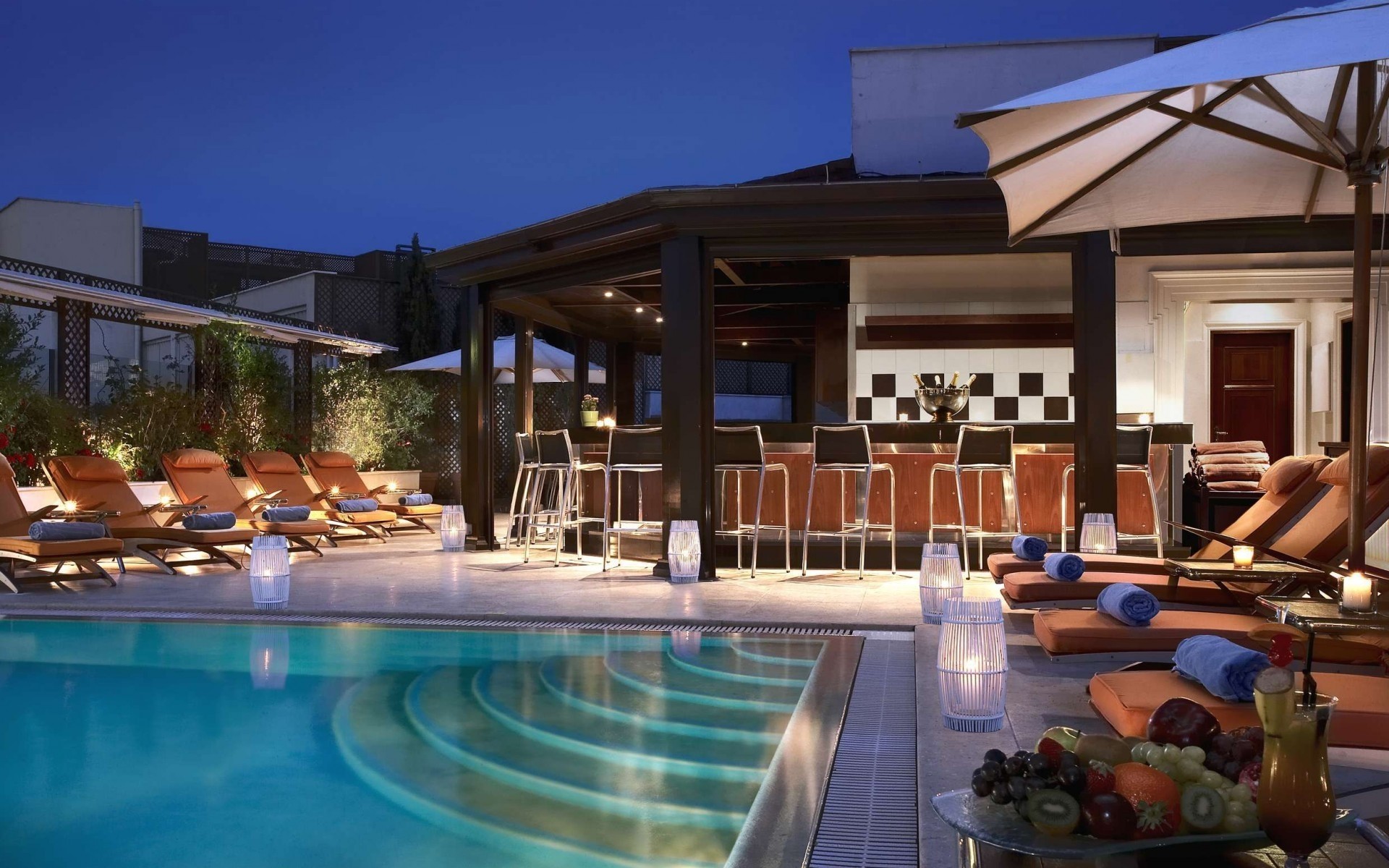 حمام سباحة حمام سباحة فندق فاخر كرسي حمام سباحة منتجع سباحة أثاث فناء سفر مكان فيلا أريكة طاولة مياه عطلة عطلة استوائية