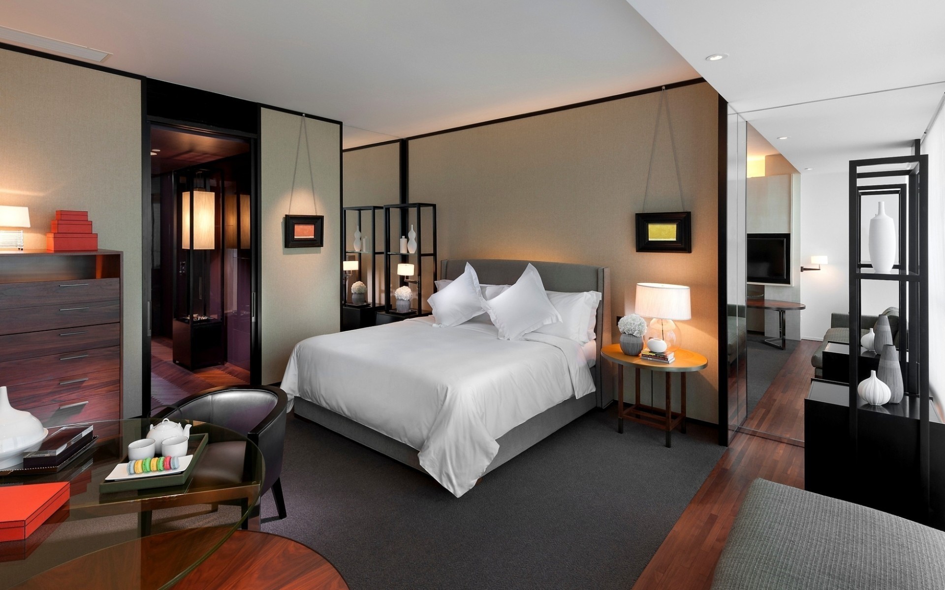 أثاث غرفة غرفة نوم سرير منزل داخلي تصميم داخلي مصباح طاولة كرسي نافذة مرآة سجادة أرضية منزل حديث مكان شقة فندق فاخر أريكة تصميم غرفة نوم