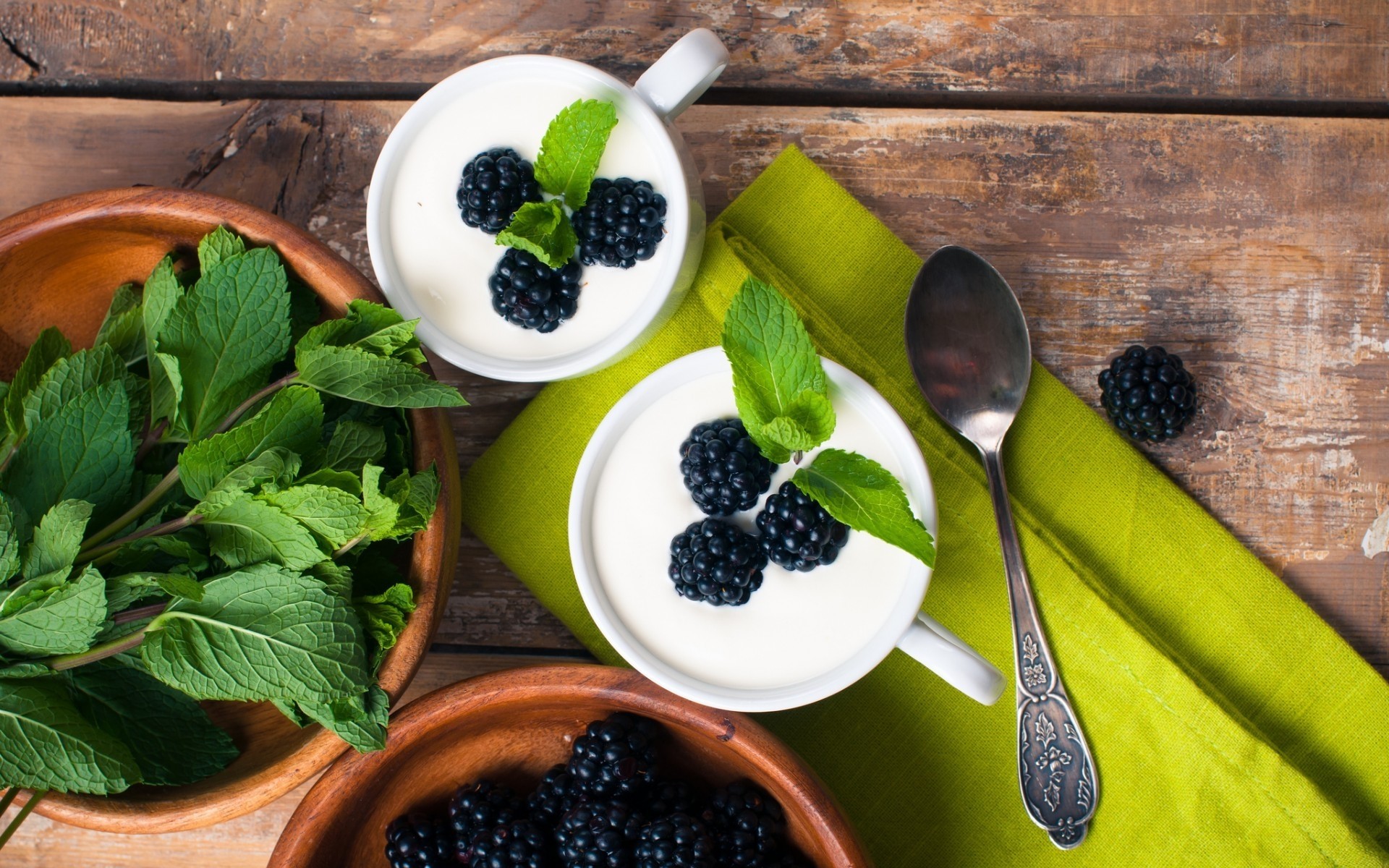 الغذاء الفاكهة ورقة الخشب الصحة التوت صحية عنبية الحلو خشبية الإفطار الغذاء ملعقة لذيذ النعناع بلاك بيري