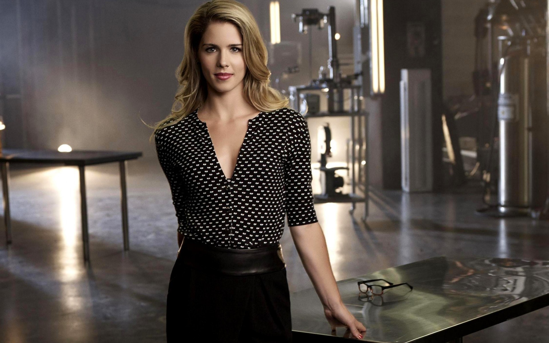 الكبار امرأة صورة في الأماكن المغلقة والأزياء واحدة والأعمال التجارية نموذج وارتداء وغرفة العصرية شقراء فاتنة إميلي بيت المشاهير المشاهير