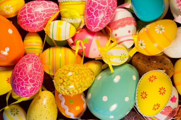 زينة عيد الفصح التقليدية. بيض ملون