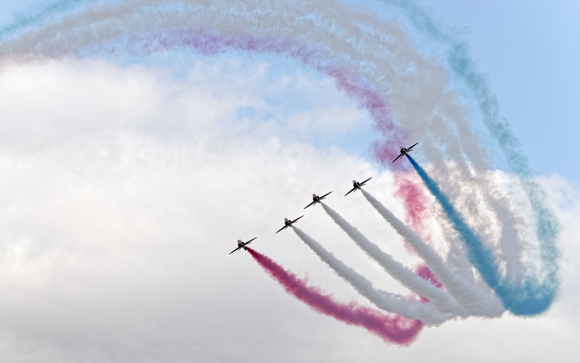 طائرة طائرة السماء الهواء الطيران الطائرة يطير في الهواء الطلق العسكرية الدخان ضوء النهار التكوين الجيولوجي الطقس الطائرات