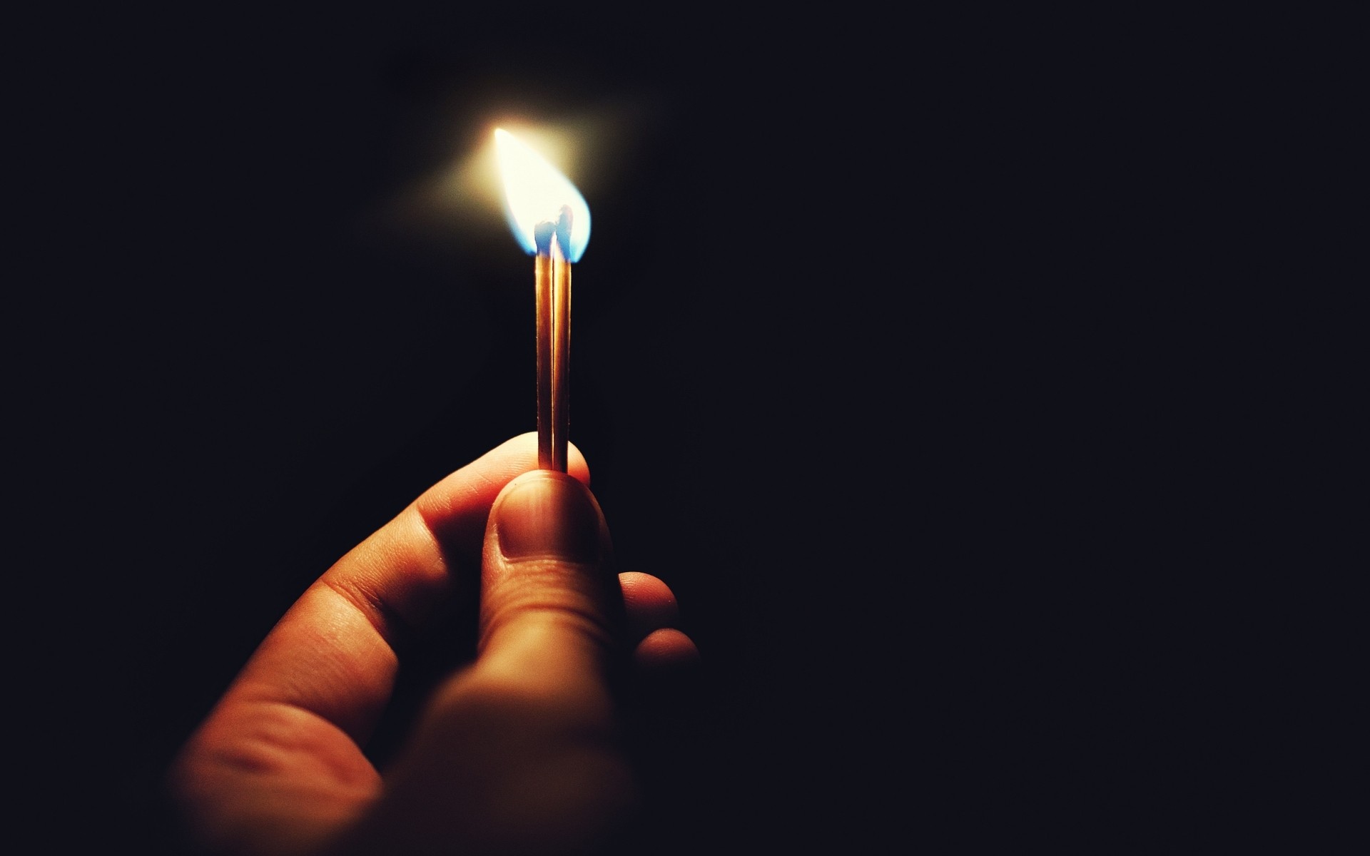 لهب الظلام الدخان حرق ضوء الأيدي شمعة الشمع حرق سطح المكتب مباريات النار