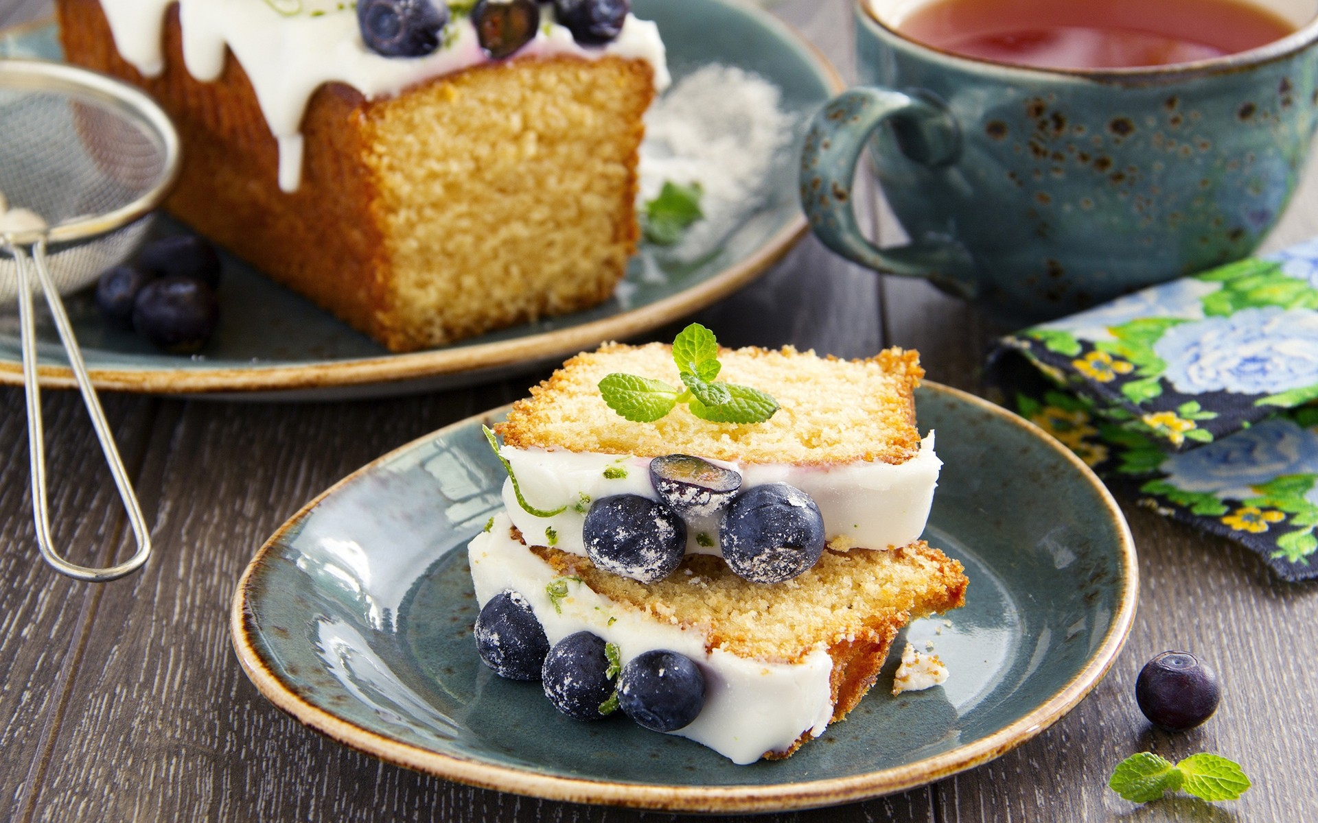 أطباق طعام فواكه حلوة منتجات ألبان إفطار كعكة كريم مرطبات طاولة توت لذيذة أبيقور كوب صحي تغذية شريحة توت كب كيك نعناع