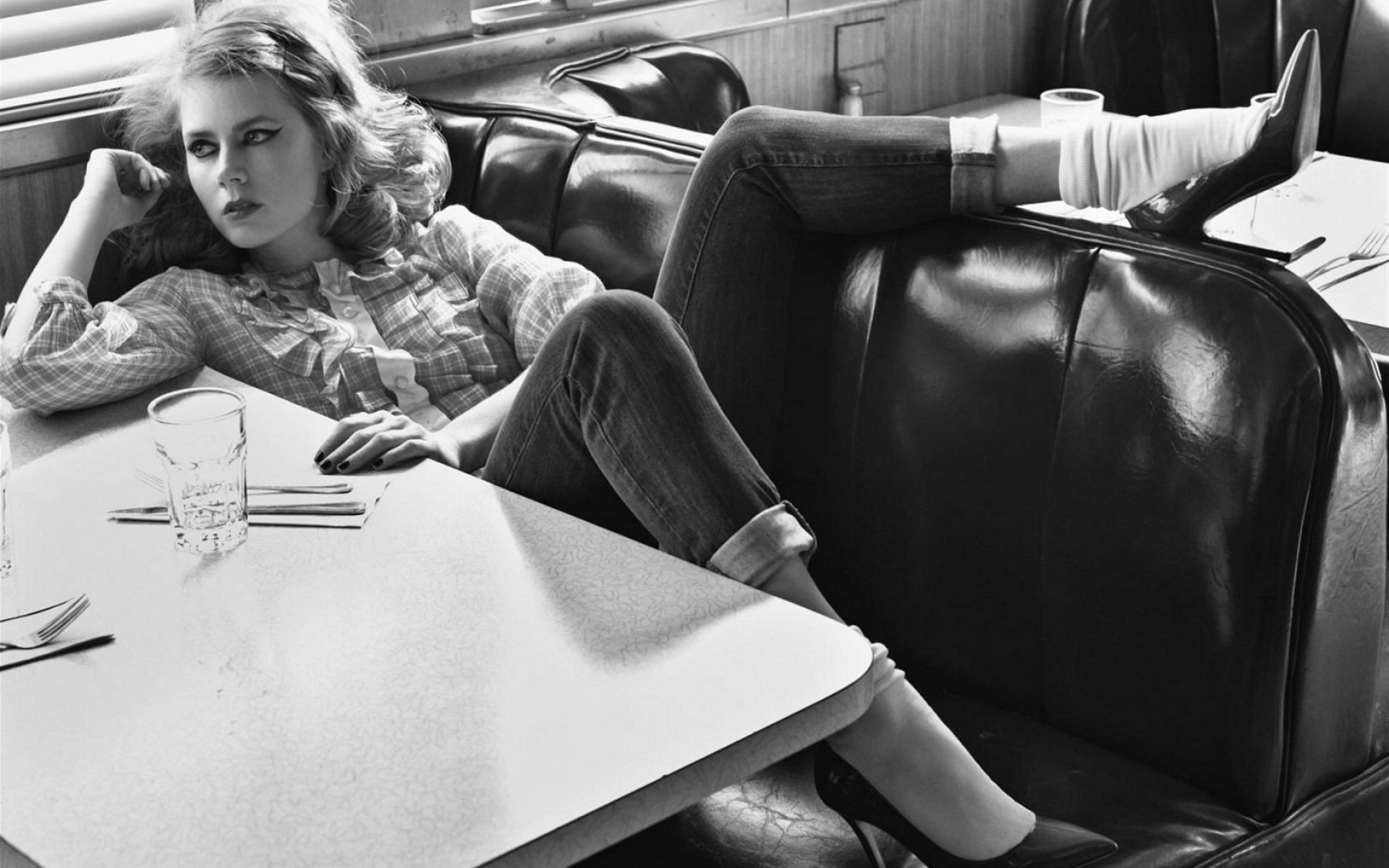 مكان الكبار والأثاث وامرأة وكرسي والجلوس وتعبيرات الوجه وحده صورة في الداخل والجلوس وغرفة شخص سيارة والممثلة والمشاهير ممثلات هوليوود رائع جميلة