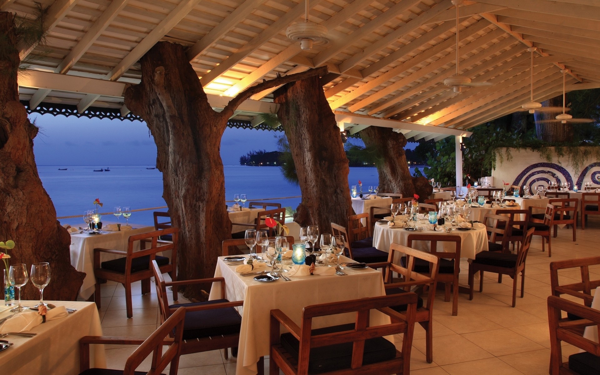 طاولة كرسي مطعم الأثاث مكان فندق أدوات المائدة السفر مقهى مكان عطلة غرفة الباحة مقهى الفاخرة السياحة ضوء النهار بار منتجع الغذاء عرض البحر